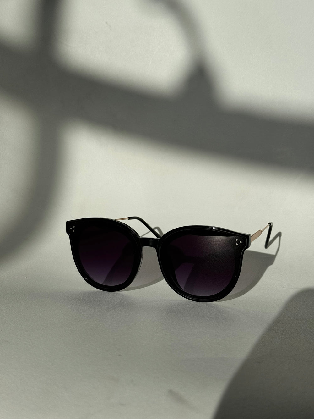 Priscilla Tri Stud Sunglasses In Black Hombre