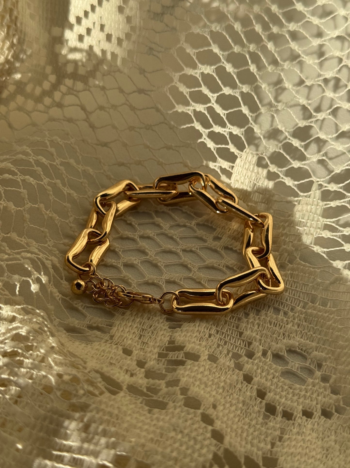 Harly Bubble Jumbo Chain Link Statement Bracelet In Matte Gold