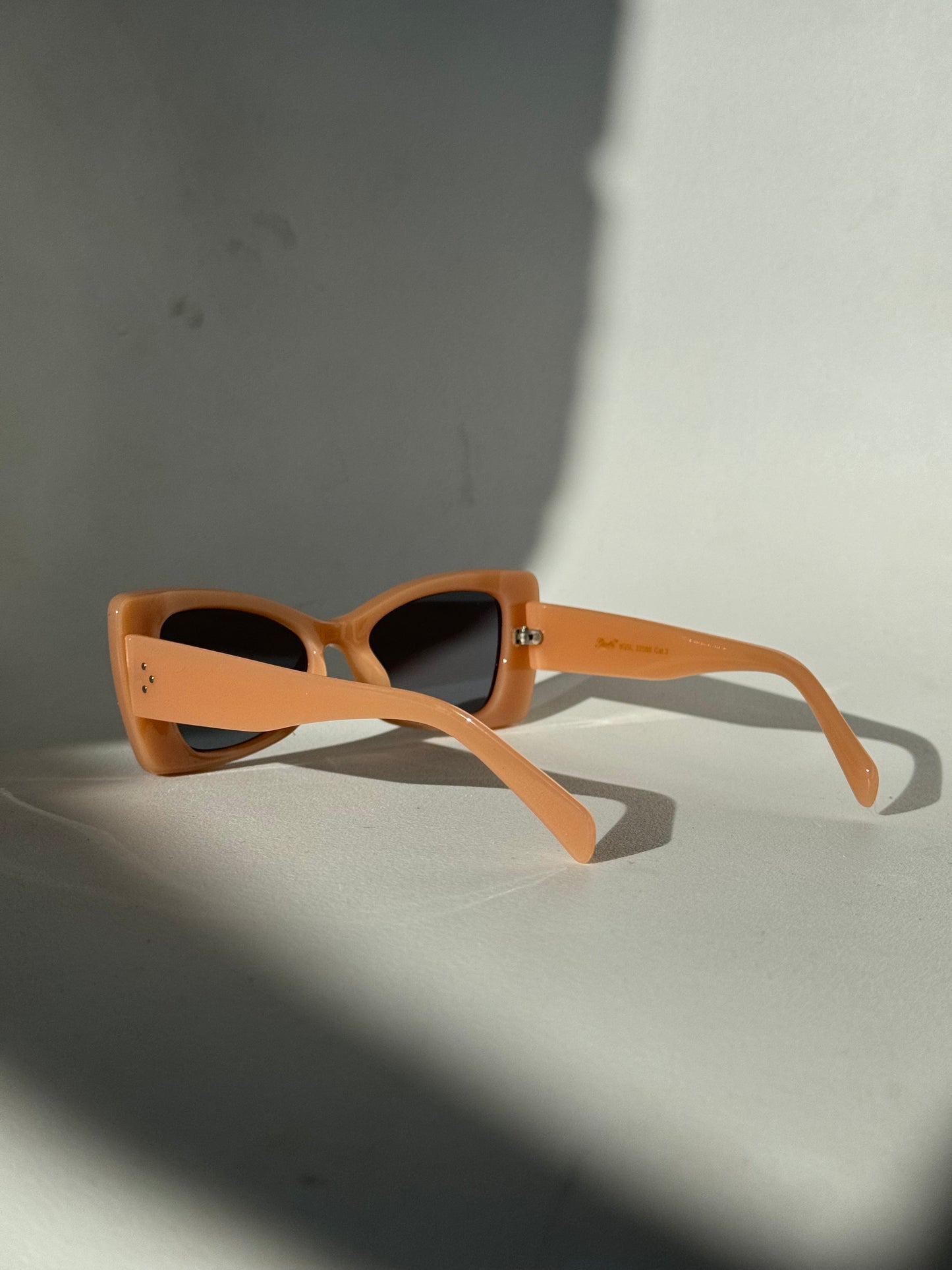 Merrill Classic 60s Style Sunglasses In  Peach