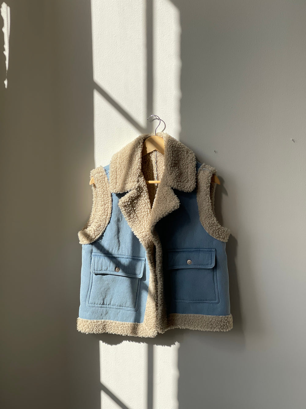 Otis Sherpa Lined Denim Vest In Vintage Blue
