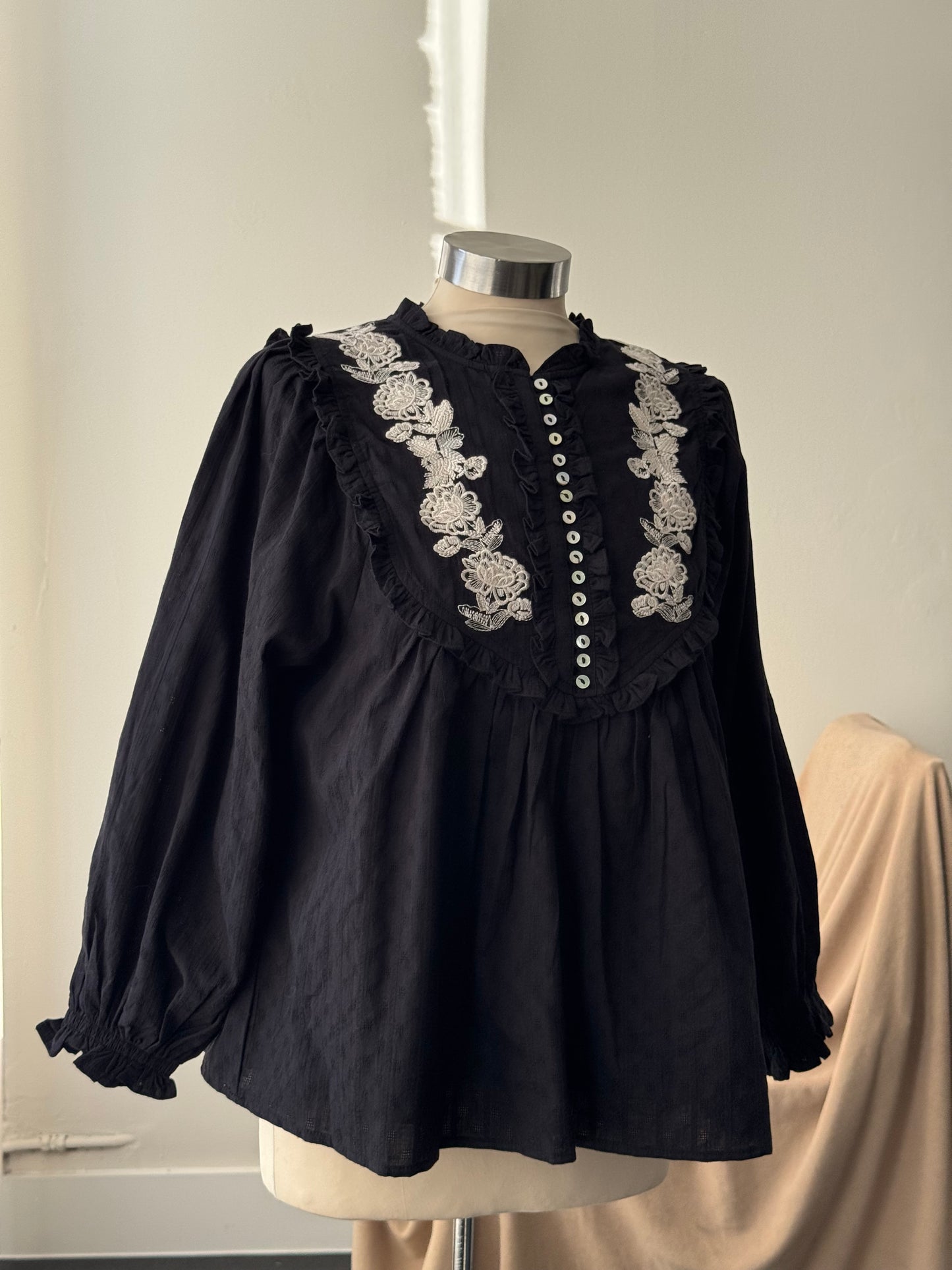 Hailey Cotton Embroidered 3/4 Sleeve Balloon Sleeve Top In Black