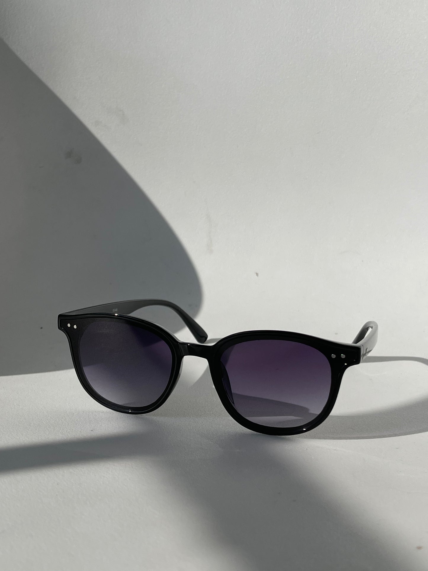 Abbey Classic 80s Style Double Stud Sunglasses In Black