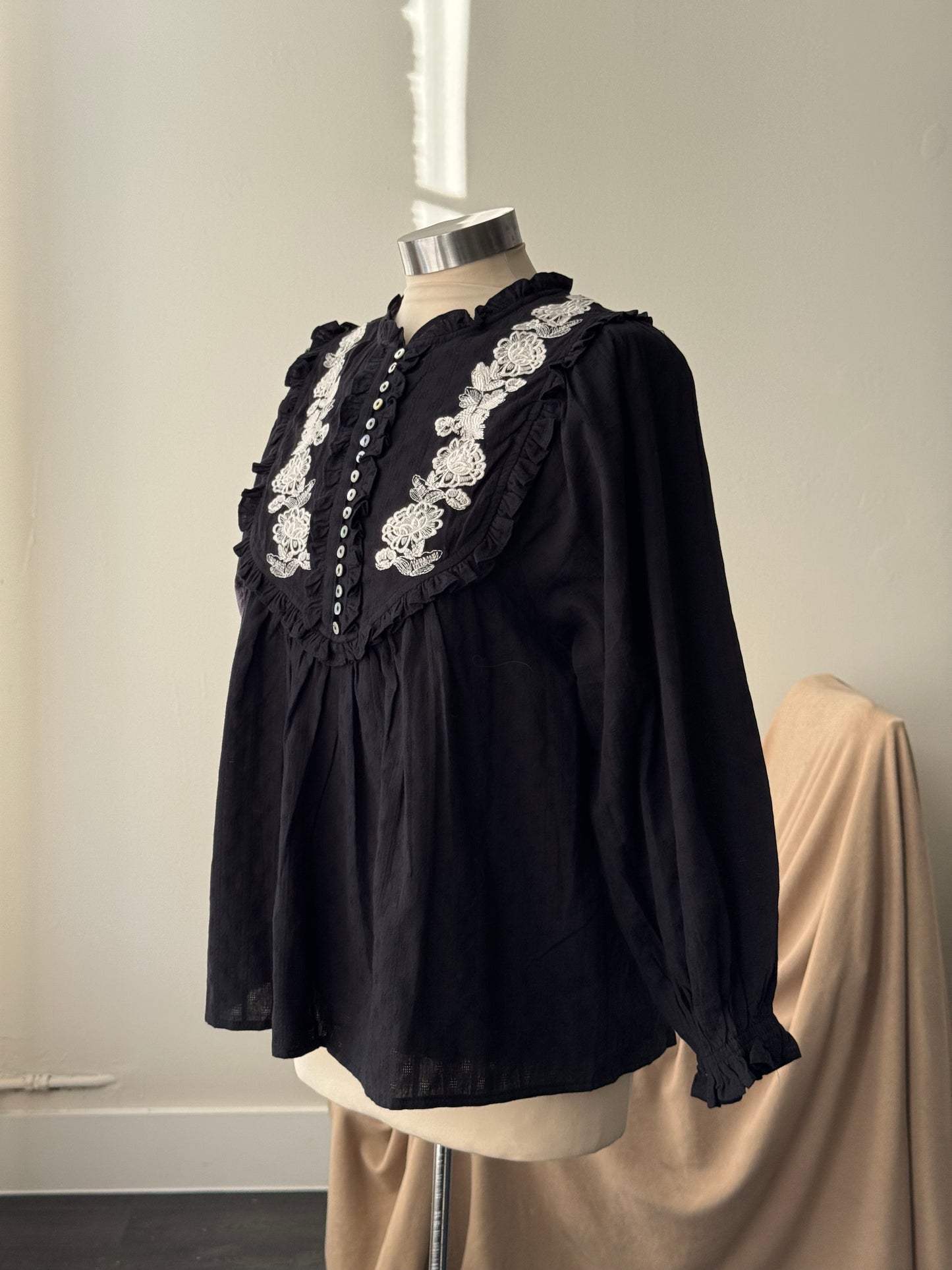 Hailey Cotton Embroidered 3/4 Sleeve Balloon Sleeve Top In Black