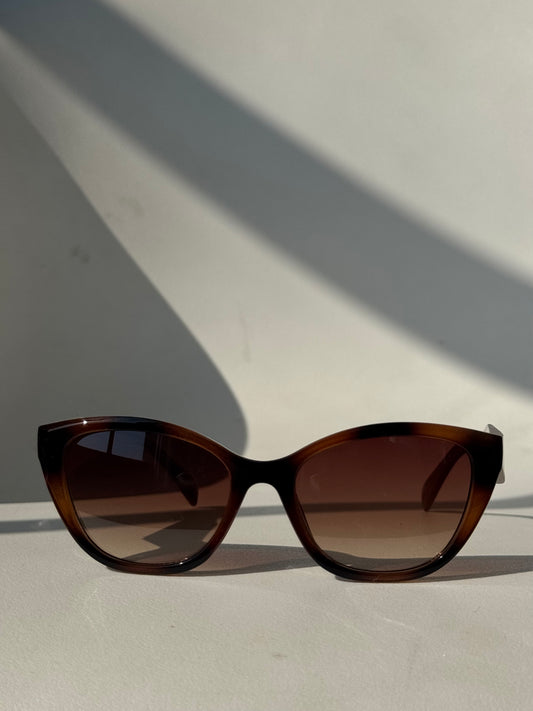 Abby Classic Cat Eye Sunglasses In Two Tone Brown Tortoise