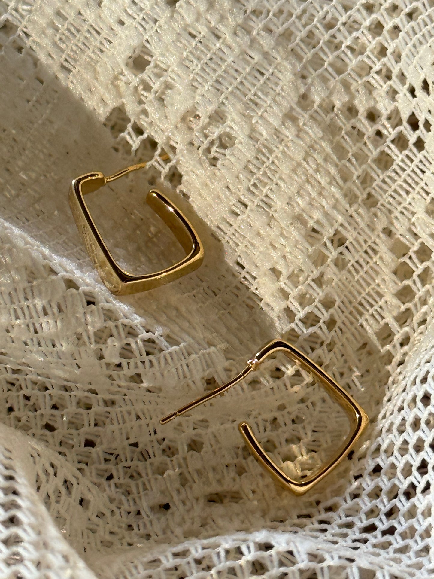 Henry Classic Square Hug Hoop Earring In Gold