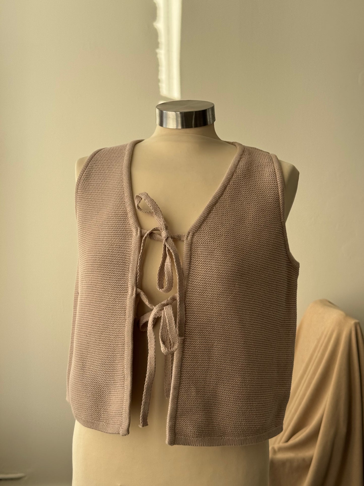 Nancy Cotton Tie Front Vest In Mocha￼