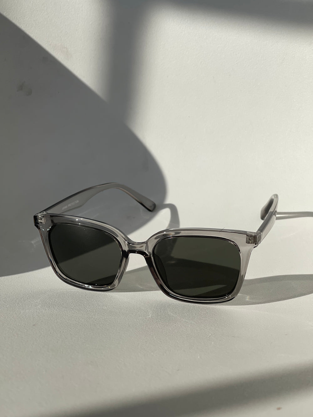 Caige Classic Sunglasses In Grey
