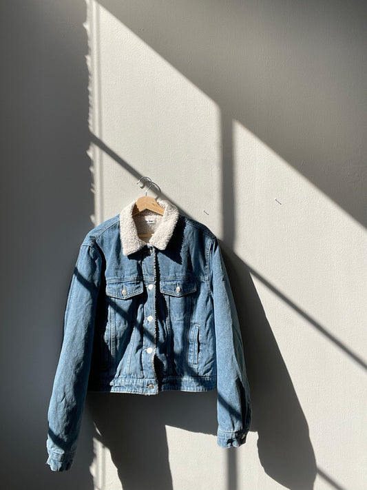 Edie Cotton Sherpa Lined Cropped Denim Jacket In Vintage Blue