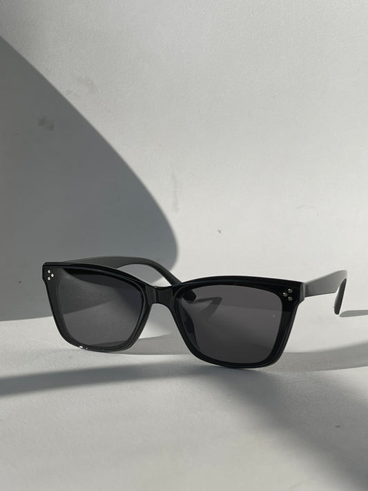 Tangi Triple Stud Classic Sunglasses In Black