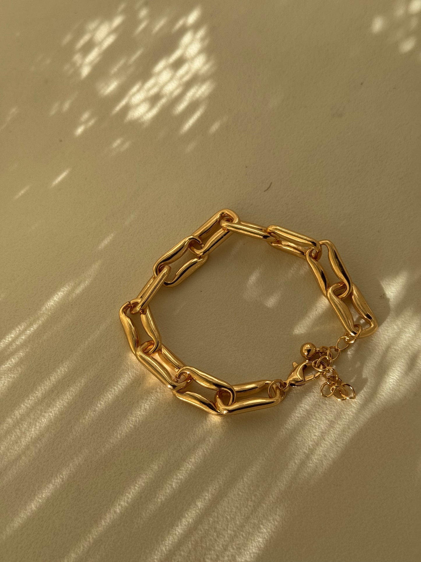 Harly Bubble Jumbo Chain Link Statement Bracelet In Matte Gold