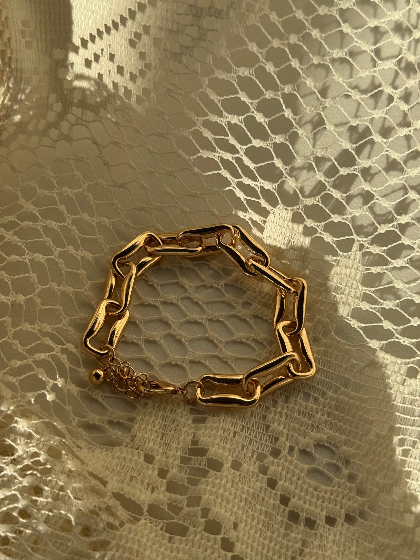Harly Bubble Jumbo Chain Link Statement Bracelet In Matte Gold