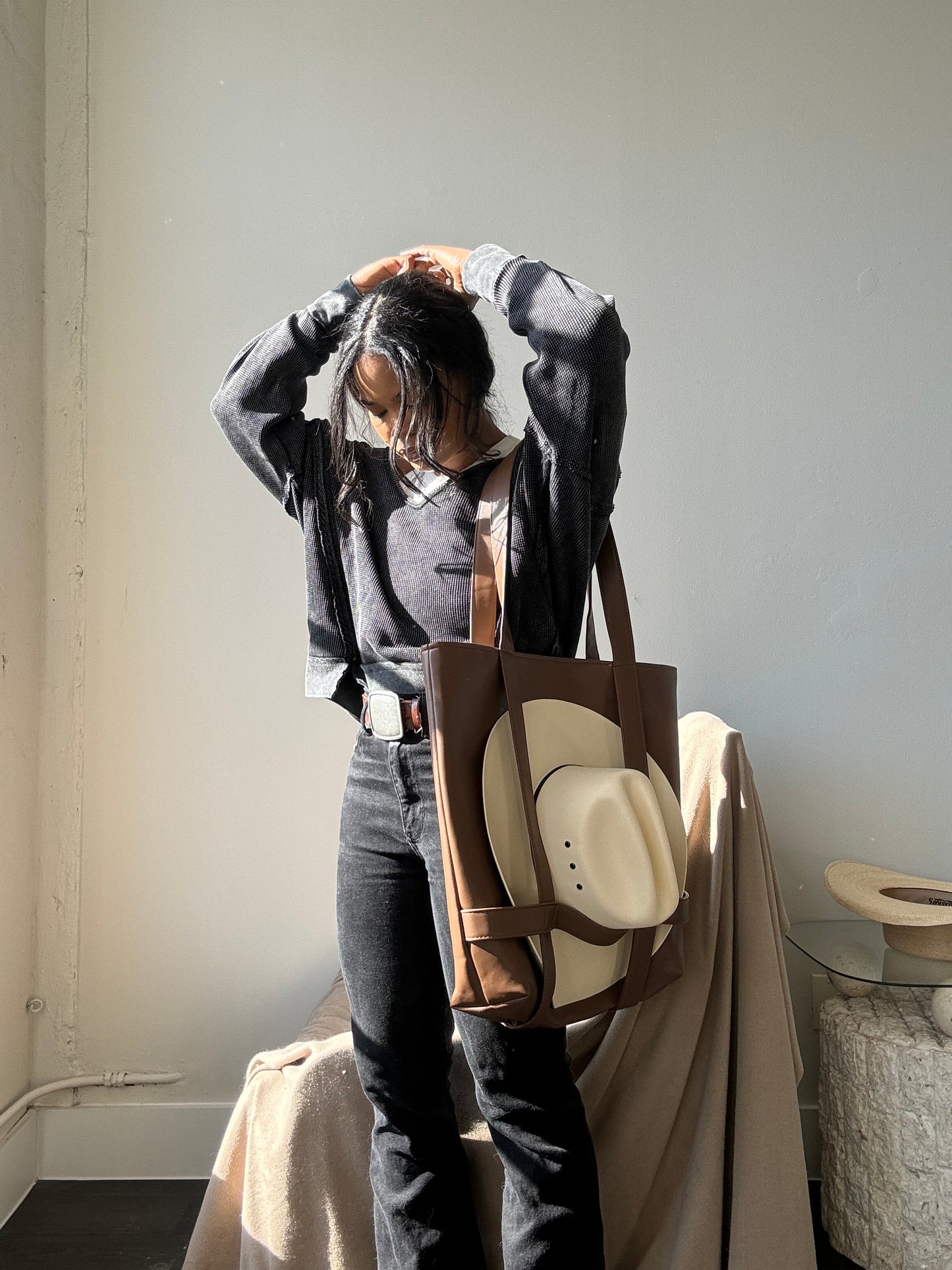 Gina Vegan Leather Tote Hat Holder Bag In Coffee