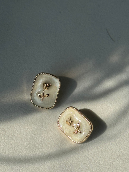 Yellow Rose Of Texas Gold Rim Stud Earring In Vintage Ivory Gold