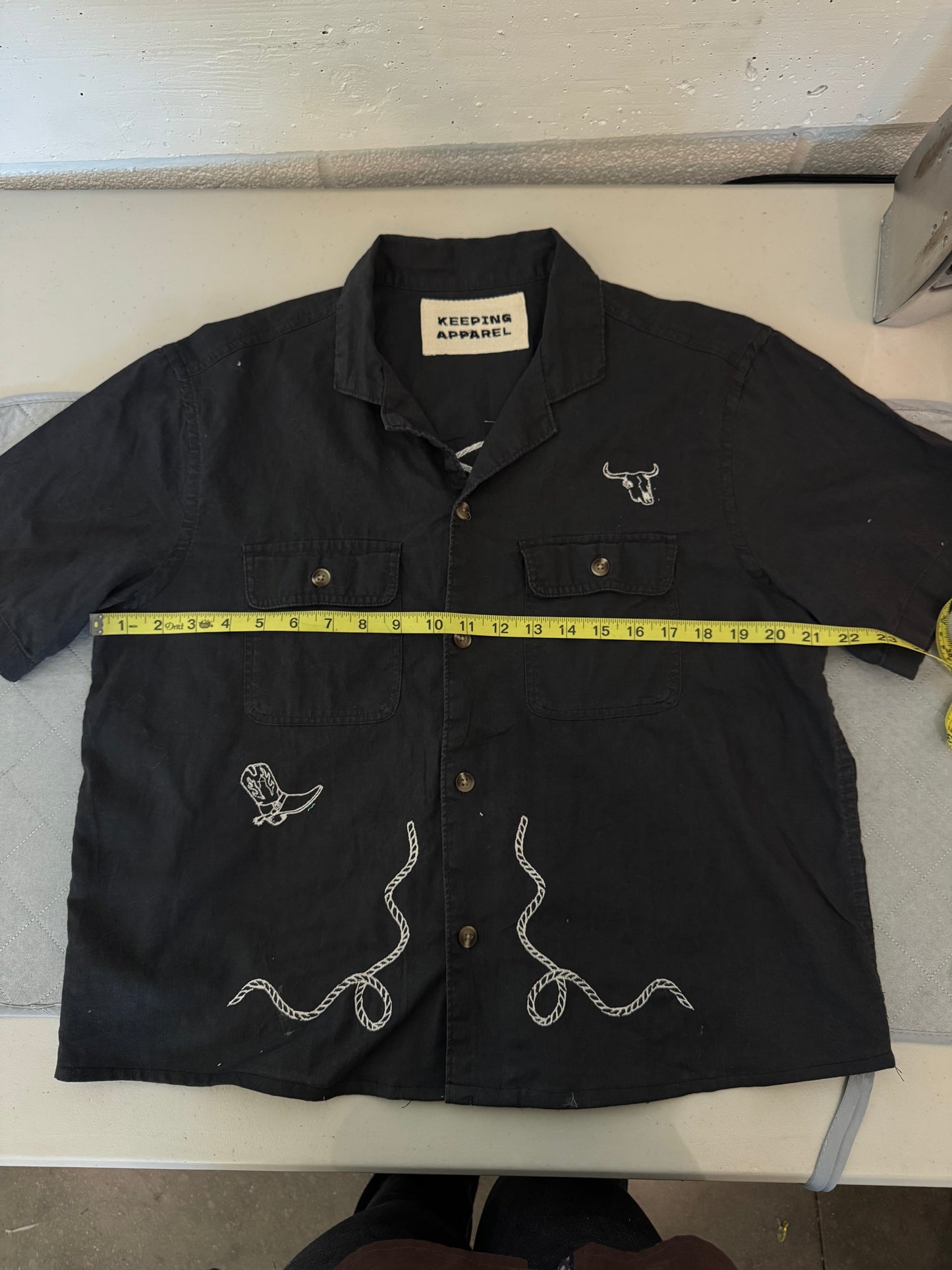 Judy Handcrafted Sad Songs Linen Cropped Button Down Short Sleeve In Vintage Black