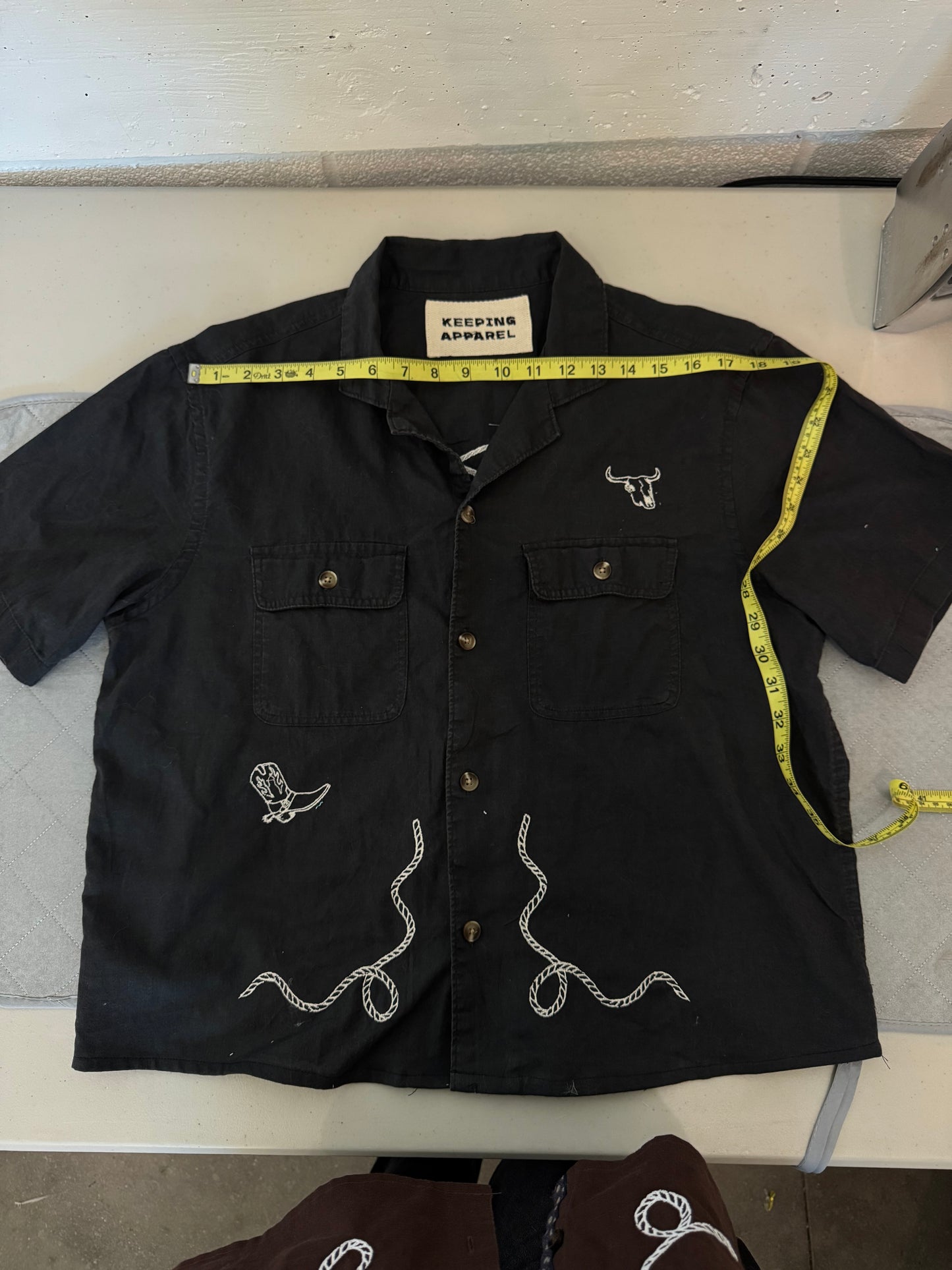 Judy Handcrafted Sad Songs Linen Cropped Button Down Short Sleeve In Vintage Black