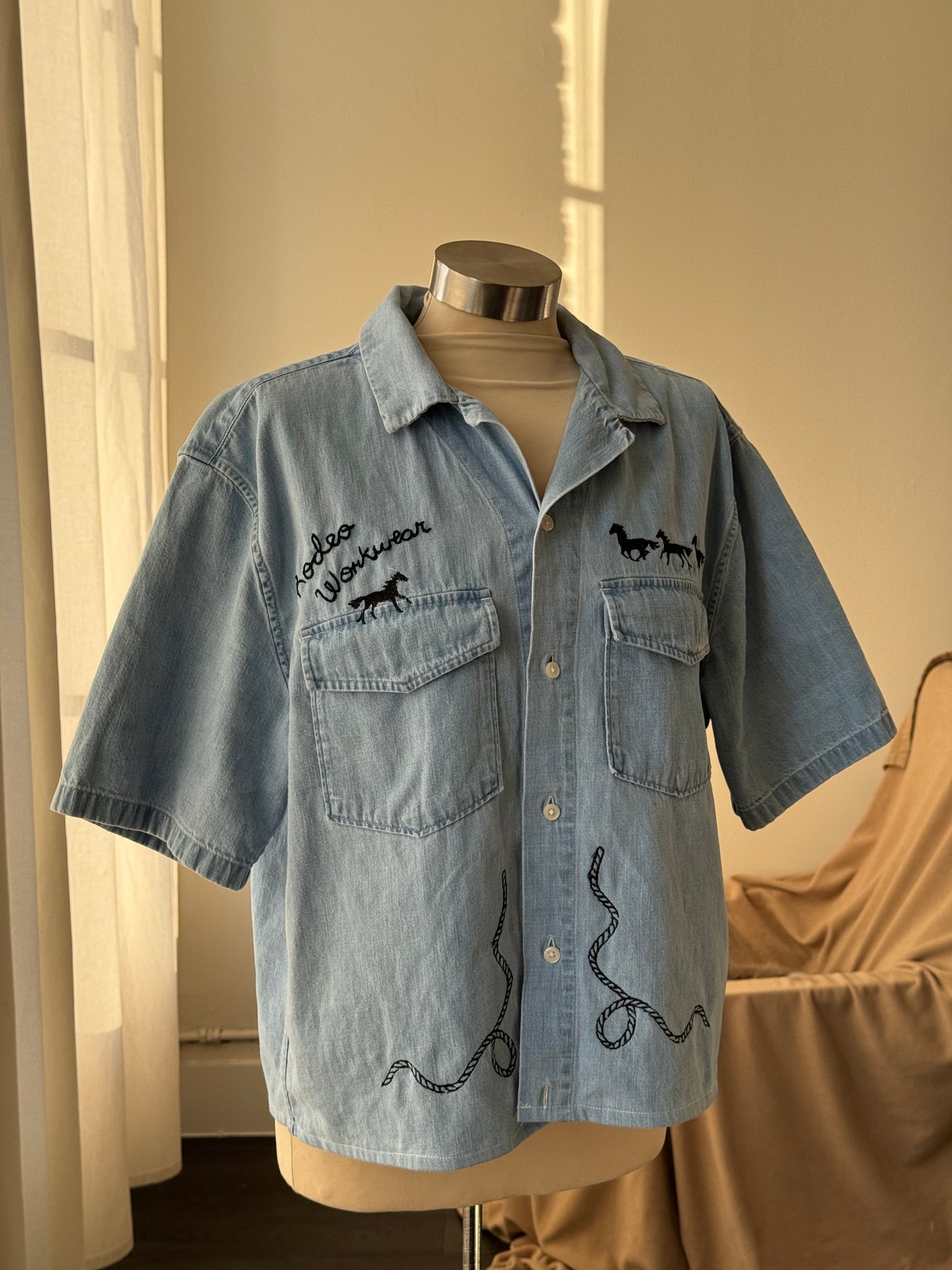 Judy Handcrafted Rodeo Workwear Embroidered Cropped Button Down Short Sleeve In Light Denim￼
