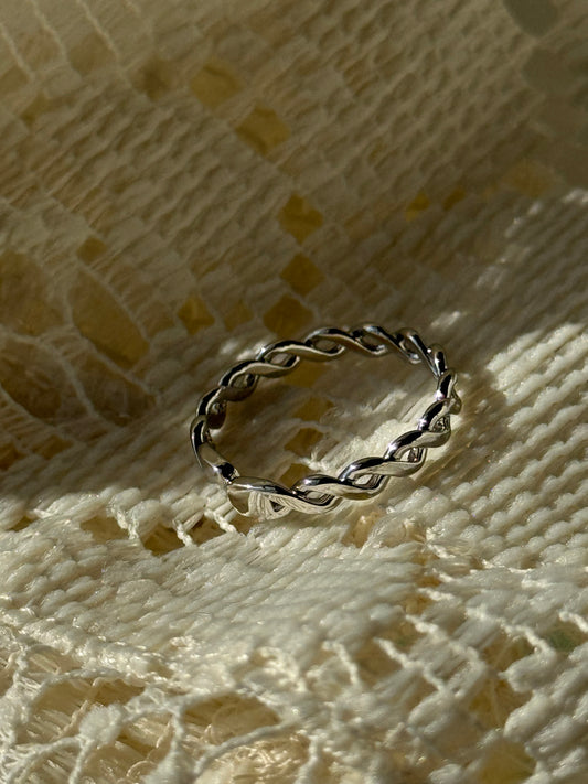 Kayla Classic Flat Twist Band Ring In Silver