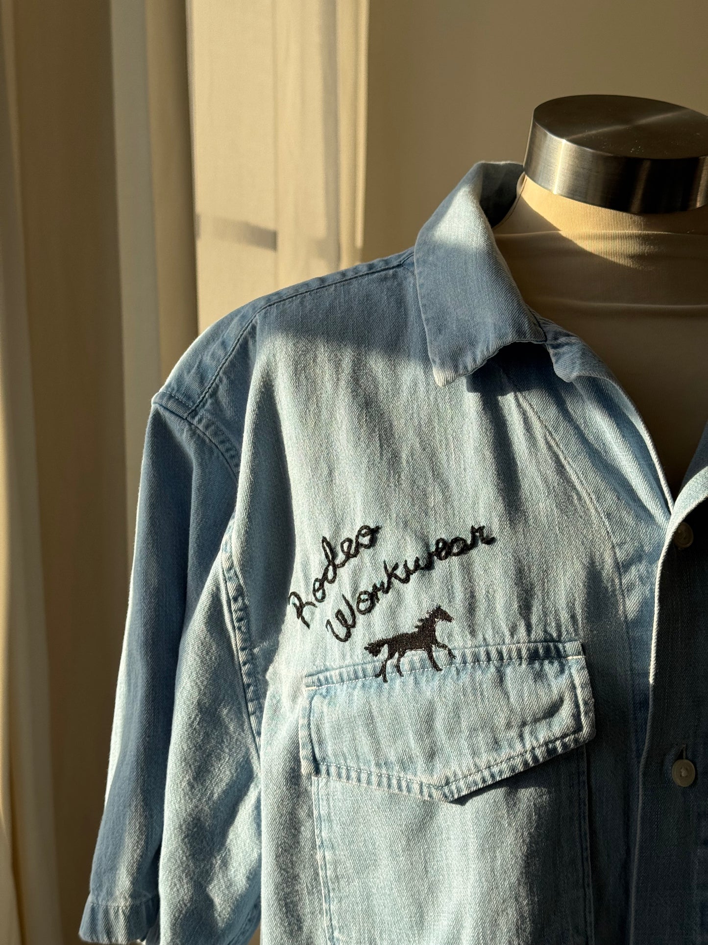 Judy Handcrafted Rodeo Workwear Embroidered Cropped Button Down Short Sleeve In Light Denim￼