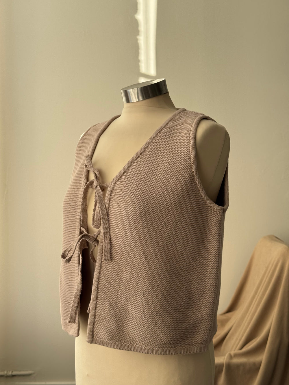 Nancy Cotton Tie Front Vest In Mocha