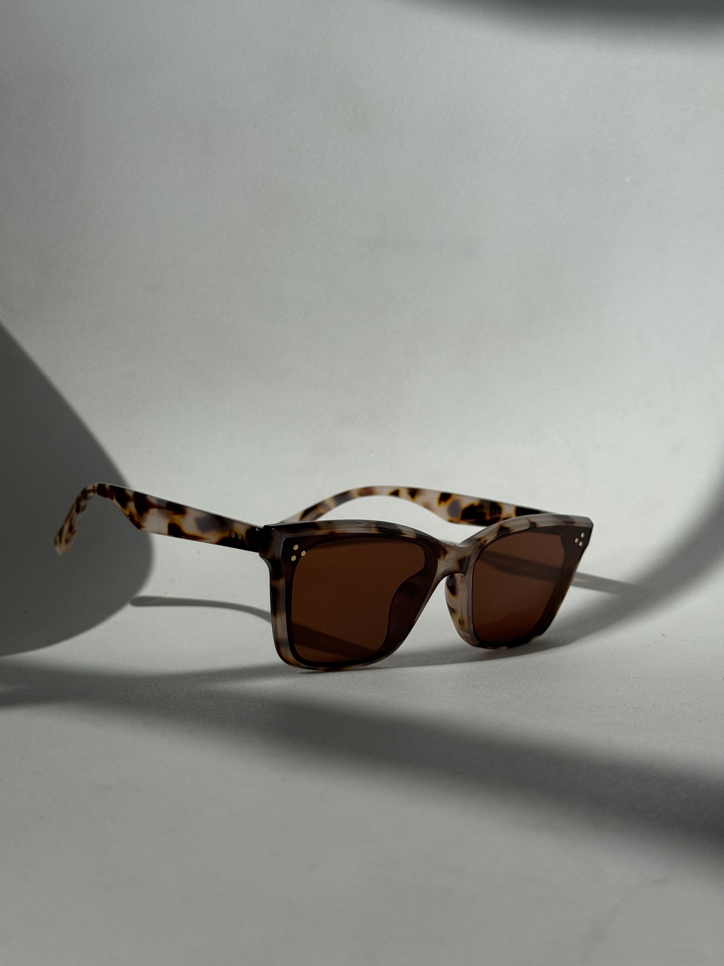 Tangi Triple Stud Classic Sunglasses In White Tortoise