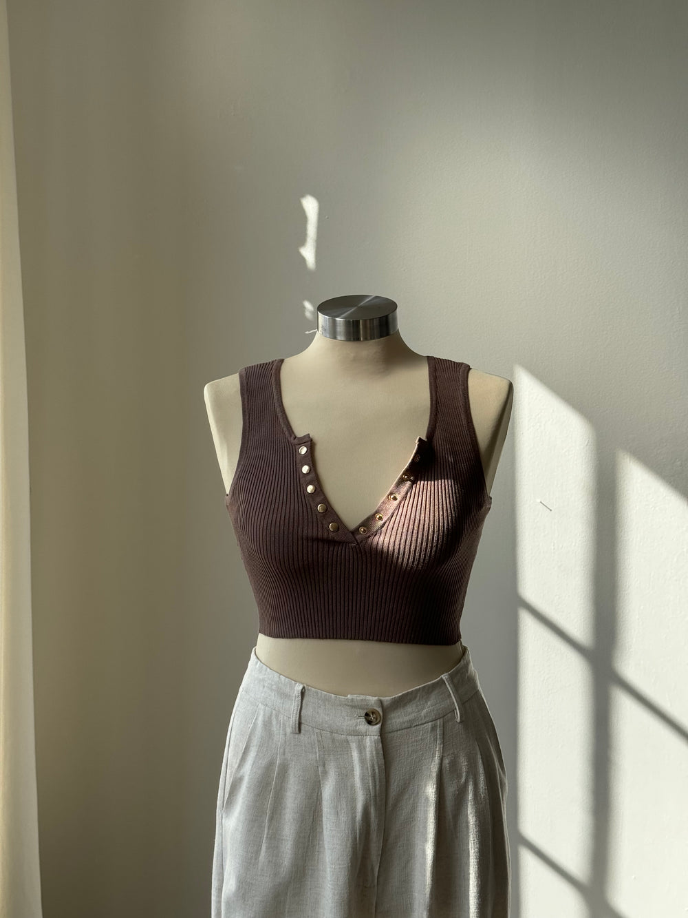 Sadie Button Front Ribbed Cropped Tank Top In Mocha