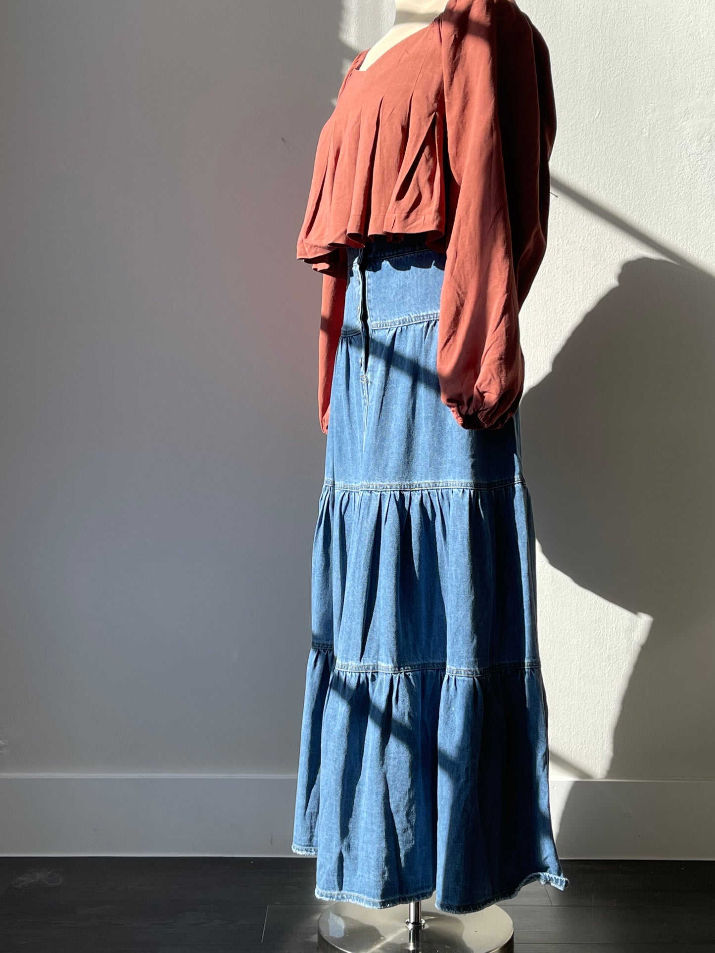 Bonnie Tiered Button Front Hidden Pockets Denim Maxi Skirt In Indigo