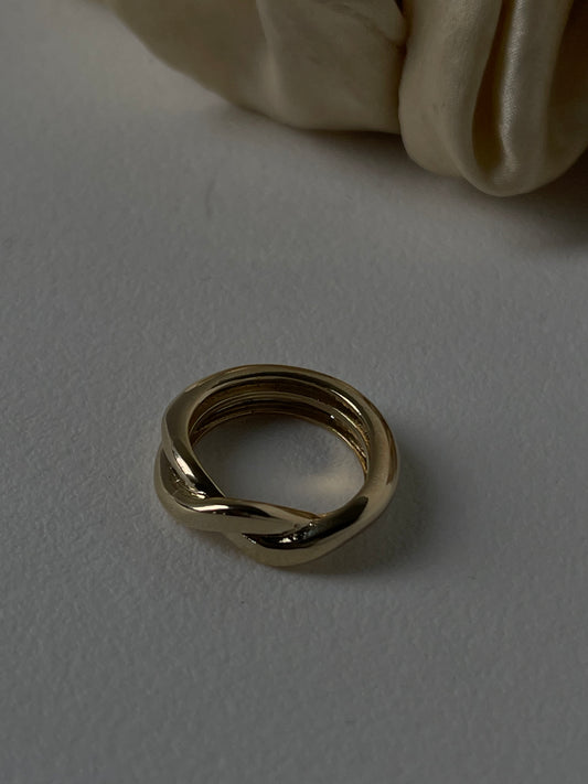 Celine ￼Infinity Cross Single Band Ring In Gold