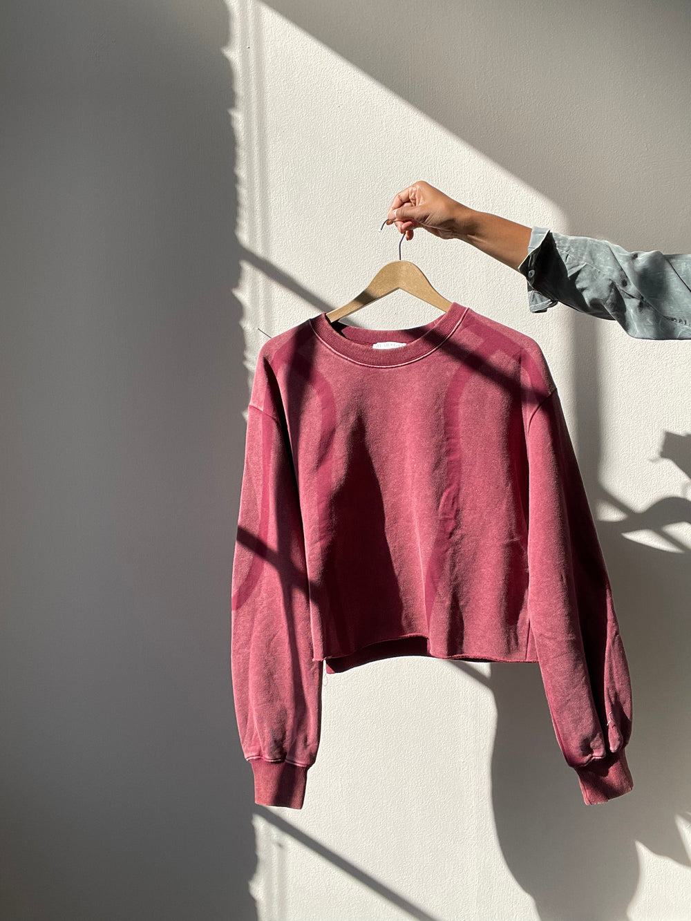 Jacqueline Cotton Artisan Wave Cropped Sweater In Cherry Merlot
