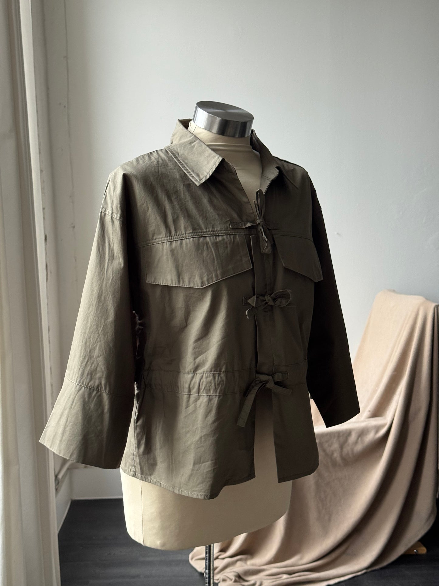 Robin Cotton 3/4 Sleeve Tie Front Top In Forest