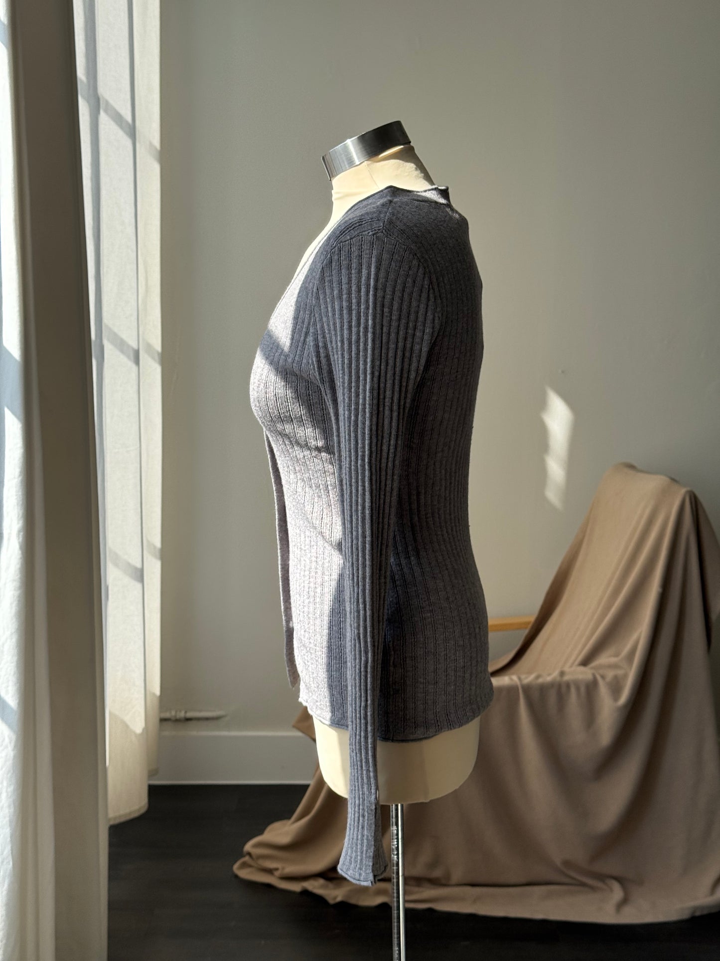 Kimberly 90s Style Classic Fitted Button Down Sweater In Grey￼
