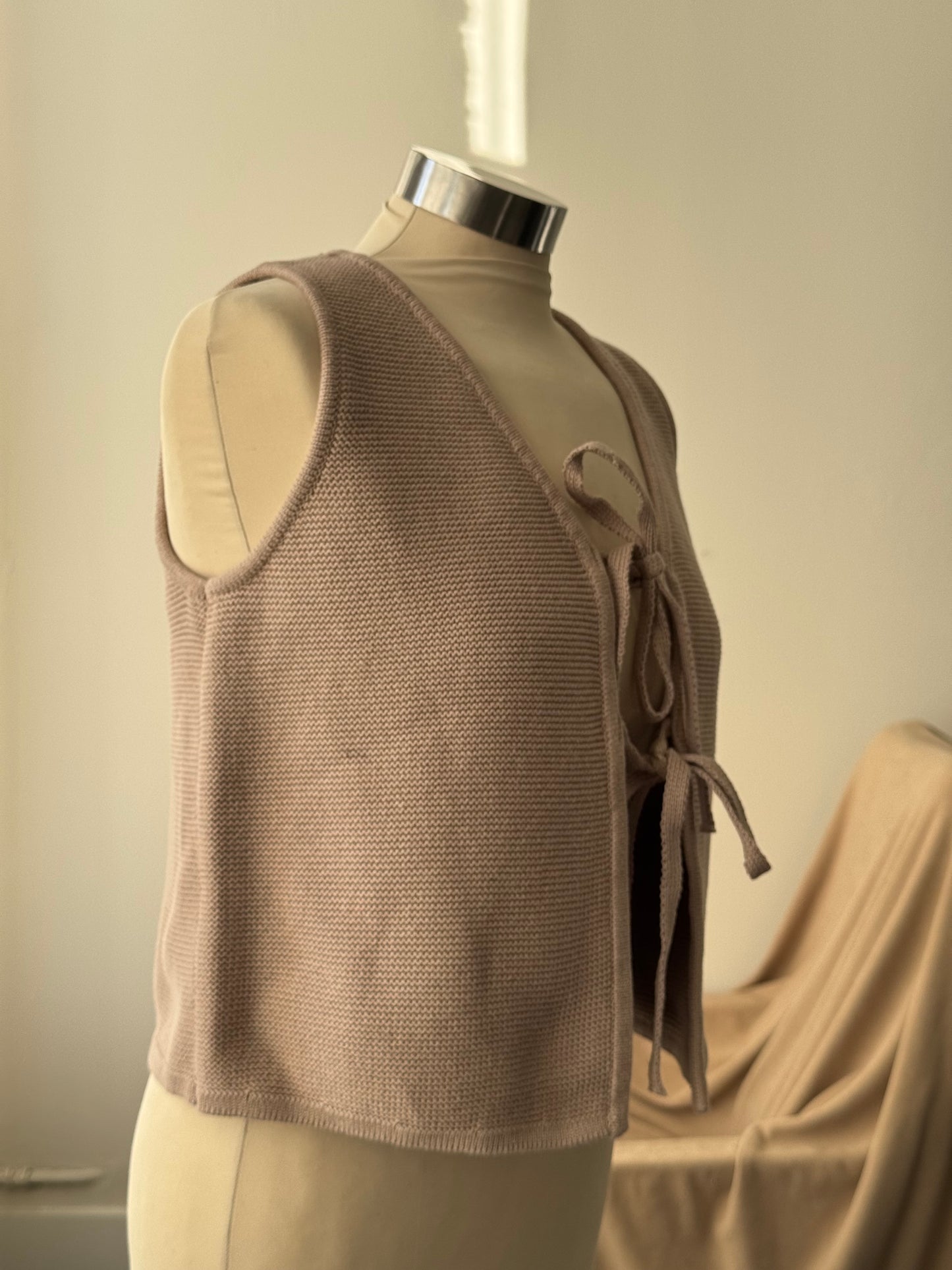 Nancy Cotton Tie Front Vest In Mocha￼