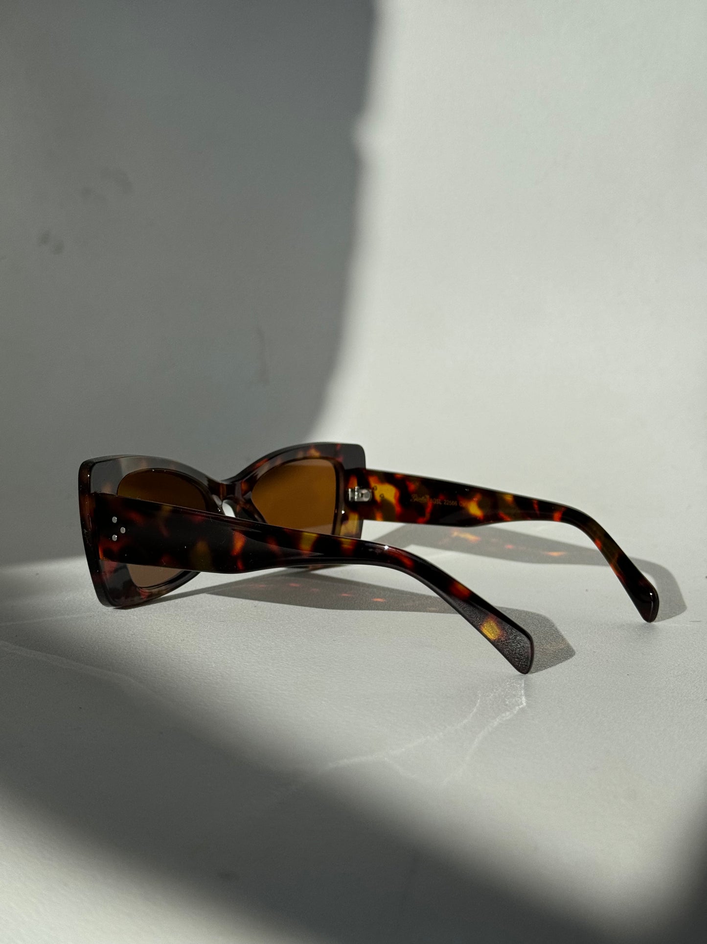 Merrill Classic 60s Style Sunglasses In  Tortoise