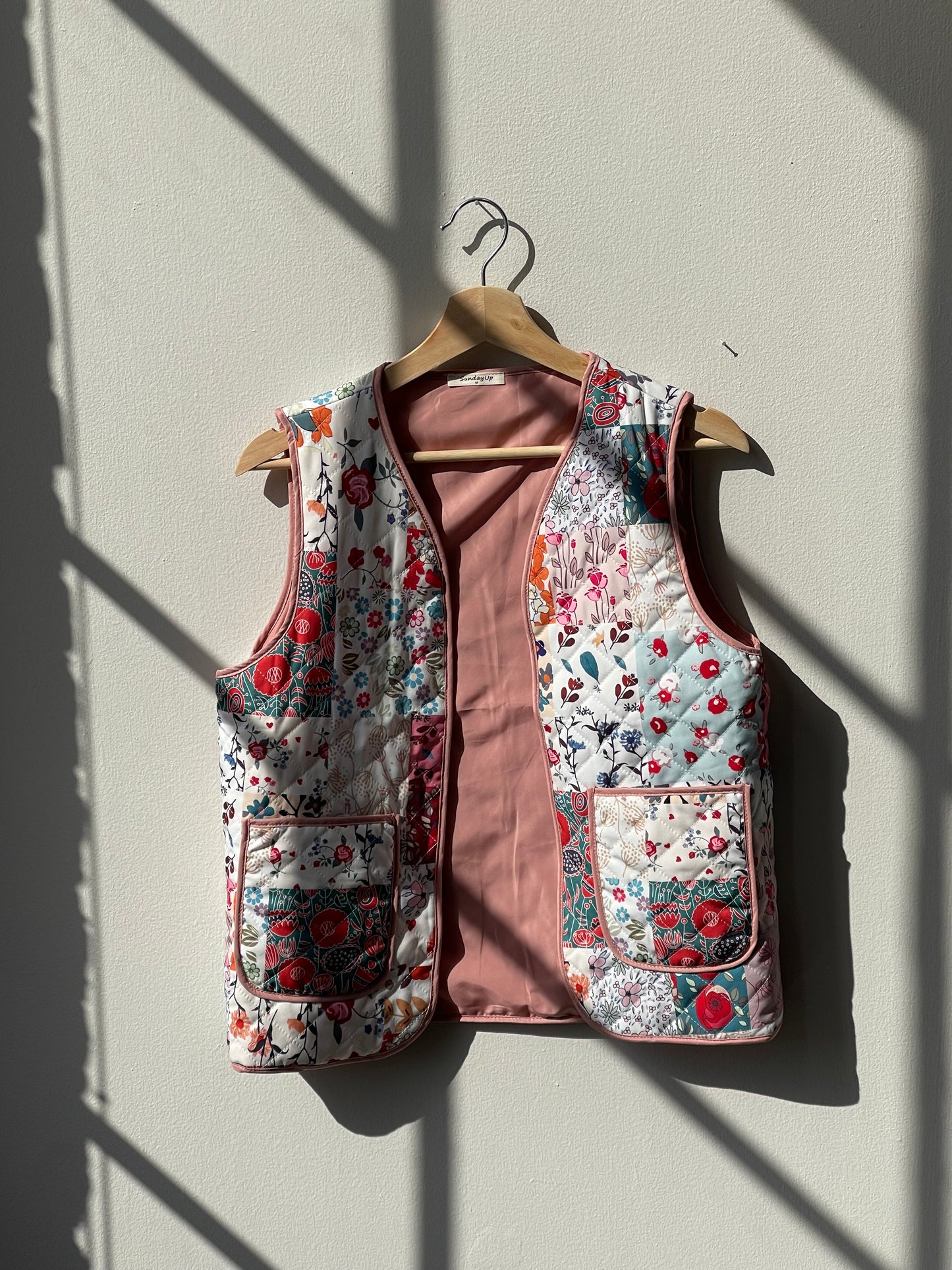 Abbott Floral Patchwork Lightweight Quilted Vest In Blush