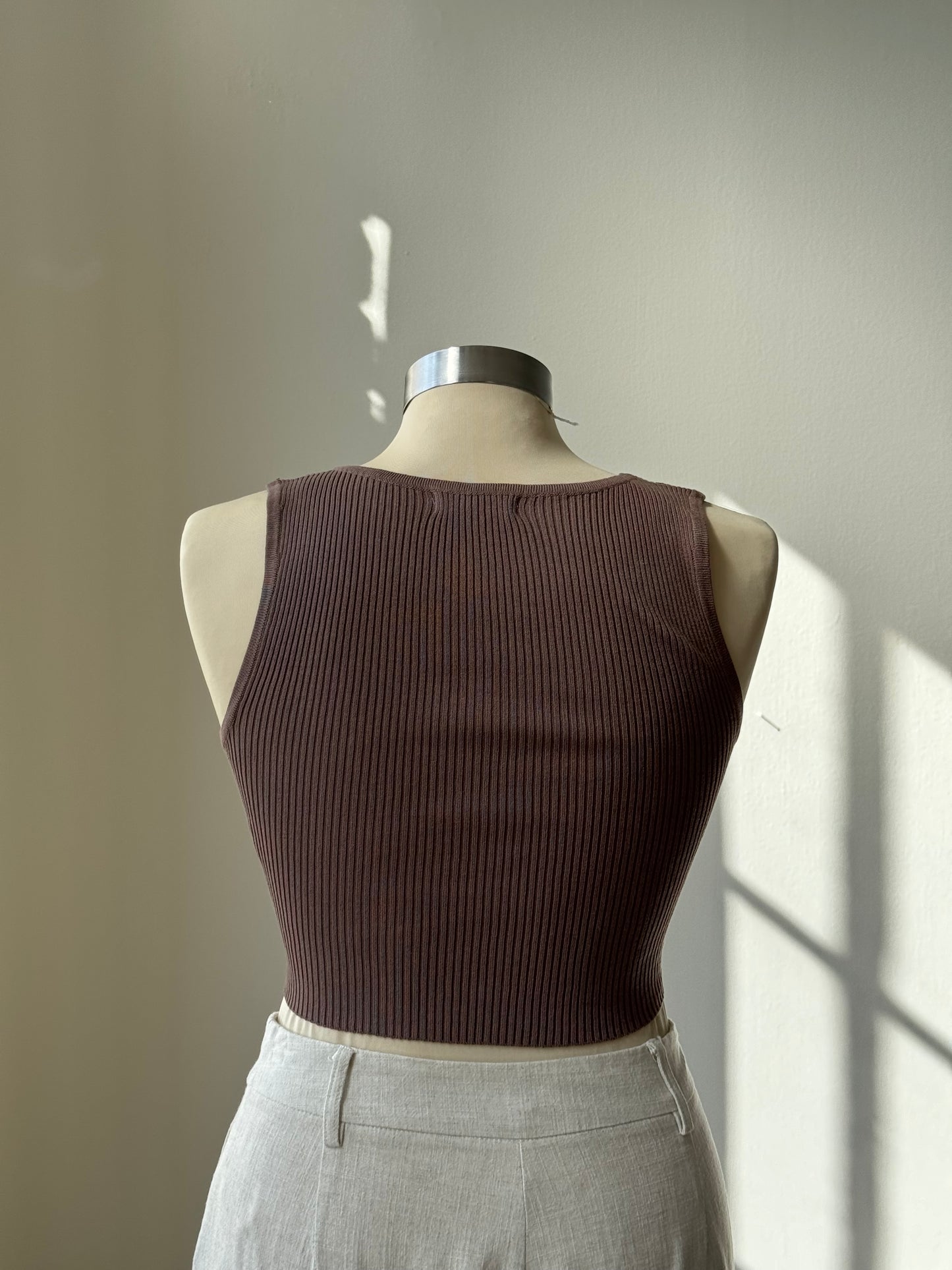 Sadie Button Front Ribbed Cropped Tank Top In Mocha