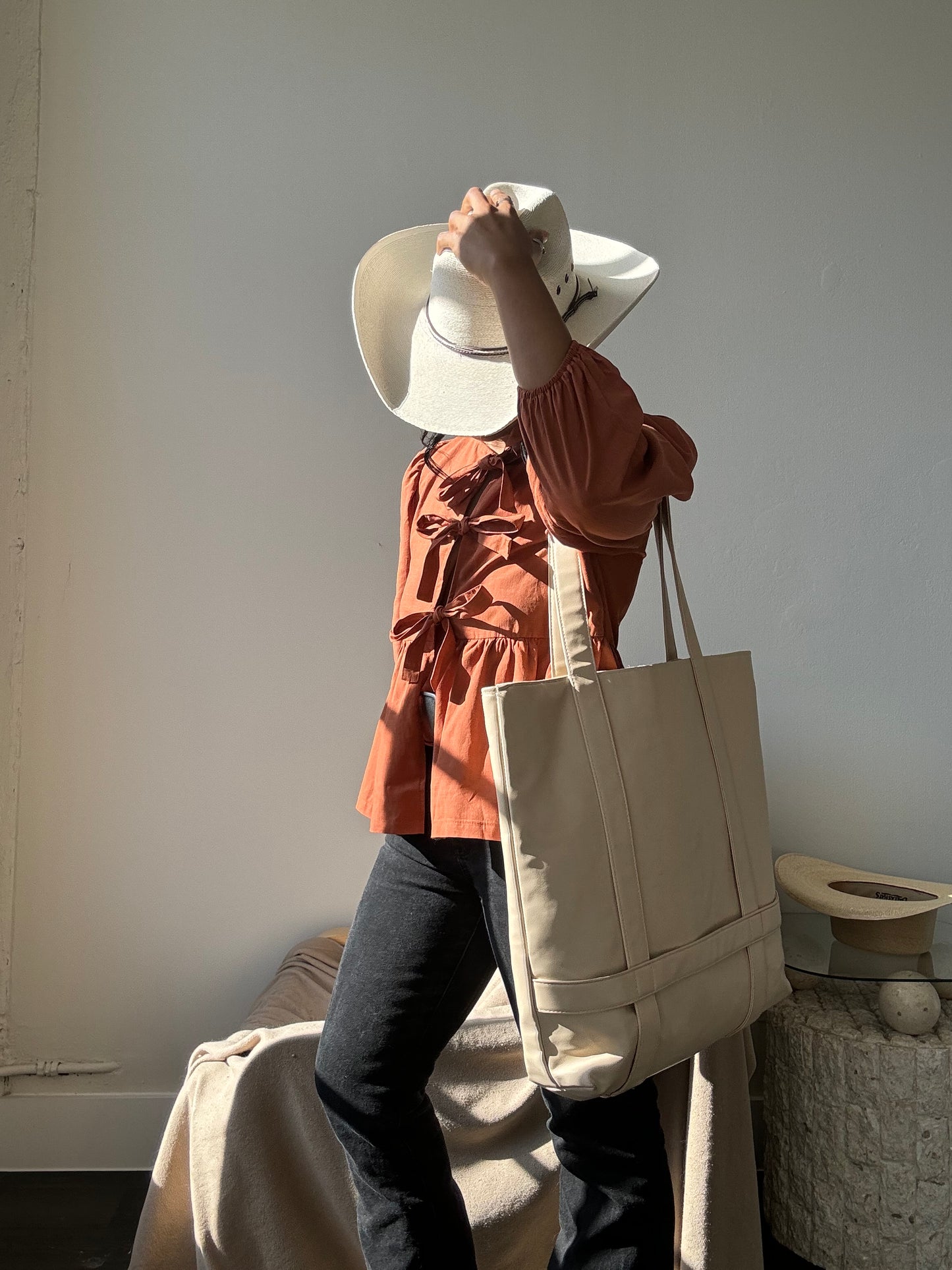 Gina Vegan Leather Tote Hat Holder Bag In Cream