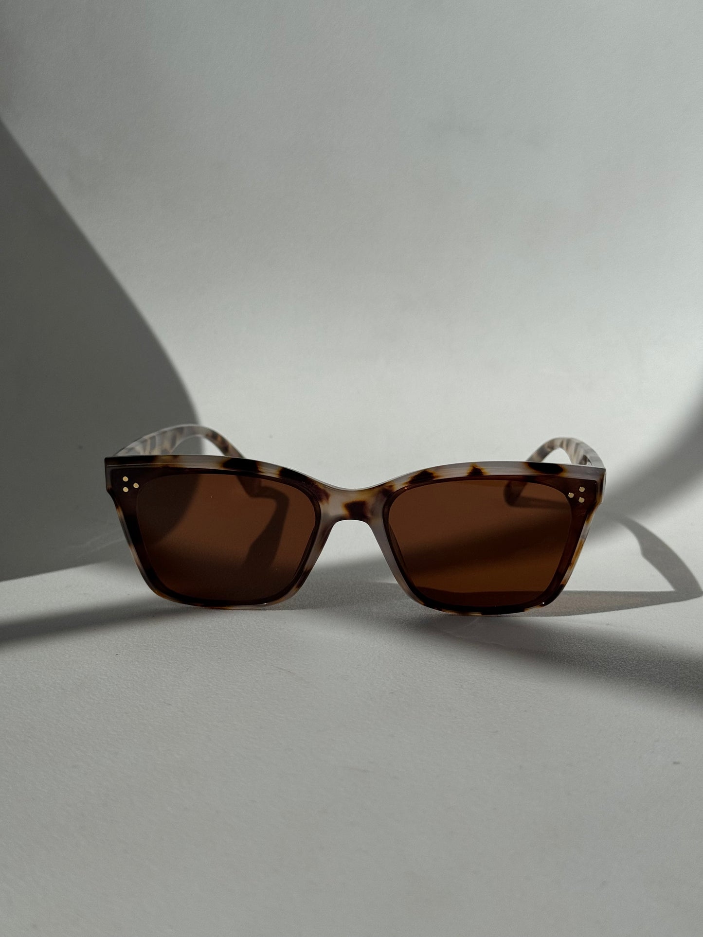 Tangi Triple Stud Classic Sunglasses In White Tortoise