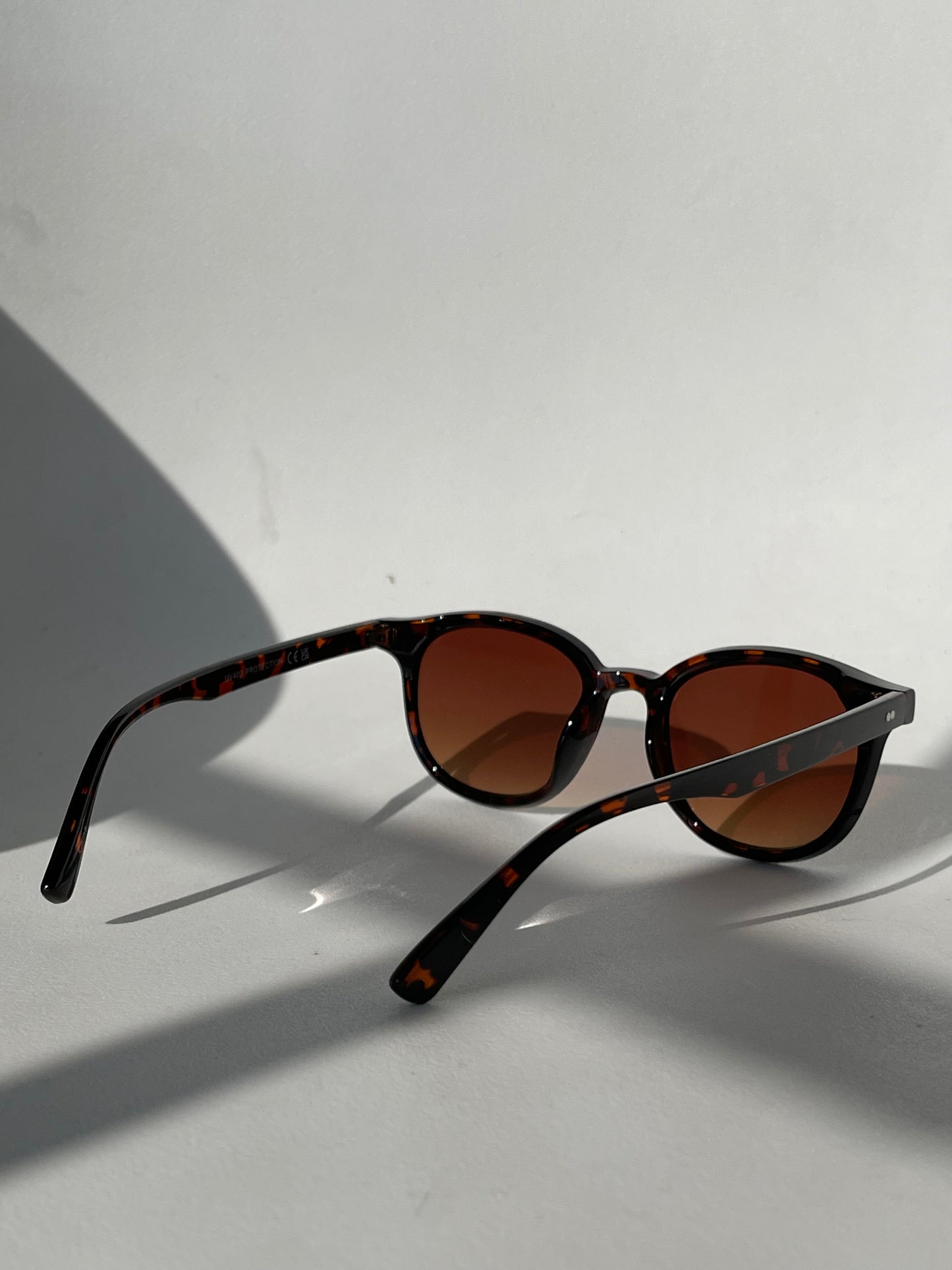 Abbey Classic 80s Style Double Stud Sunglasses In Tortoise