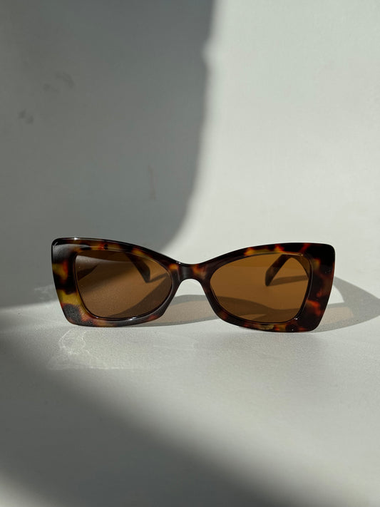 Merrill Classic 60s Style Sunglasses In  Tortoise