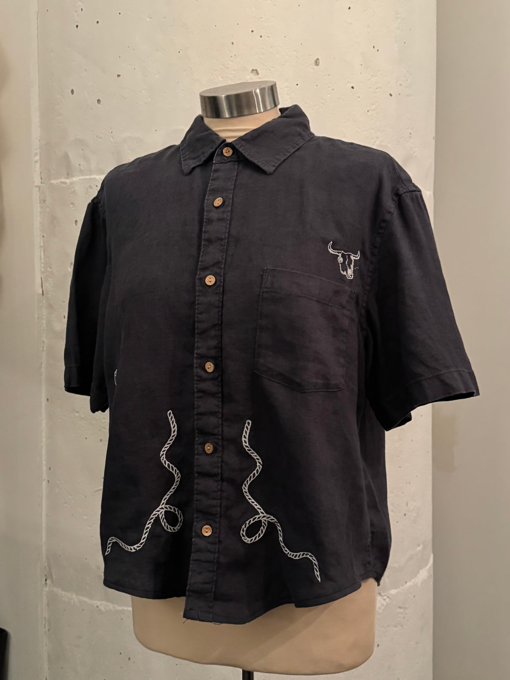 Judy Handcrafted Sad Songs Cropped Linen Button Down Short Sleeve In Vintage Navy