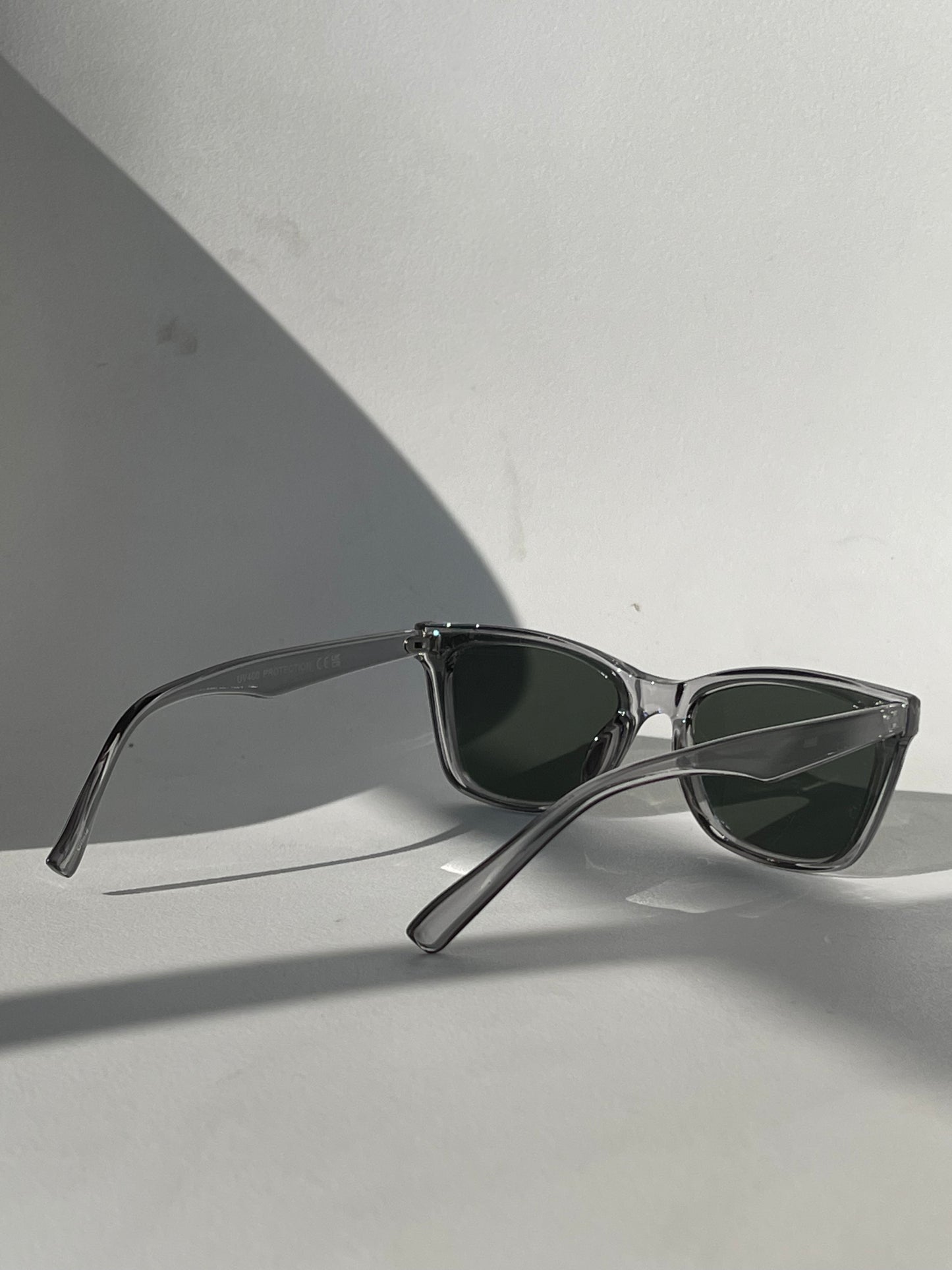 Tangi Triple Stud Classic Sunglasses In Green Grey