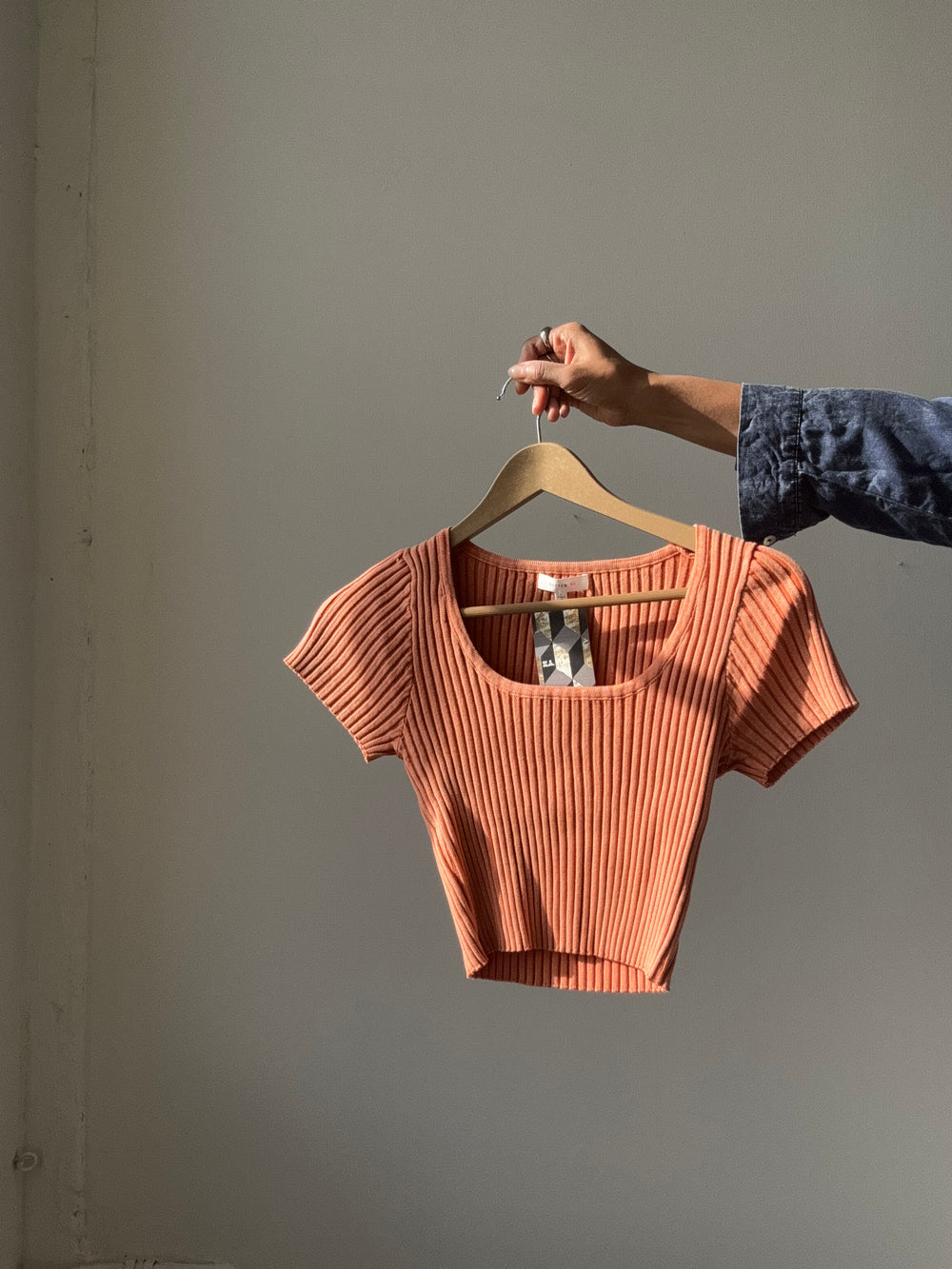 Nancy Cotton Ribbed Scoop Neck Cropped Baby Tee In Tangerine