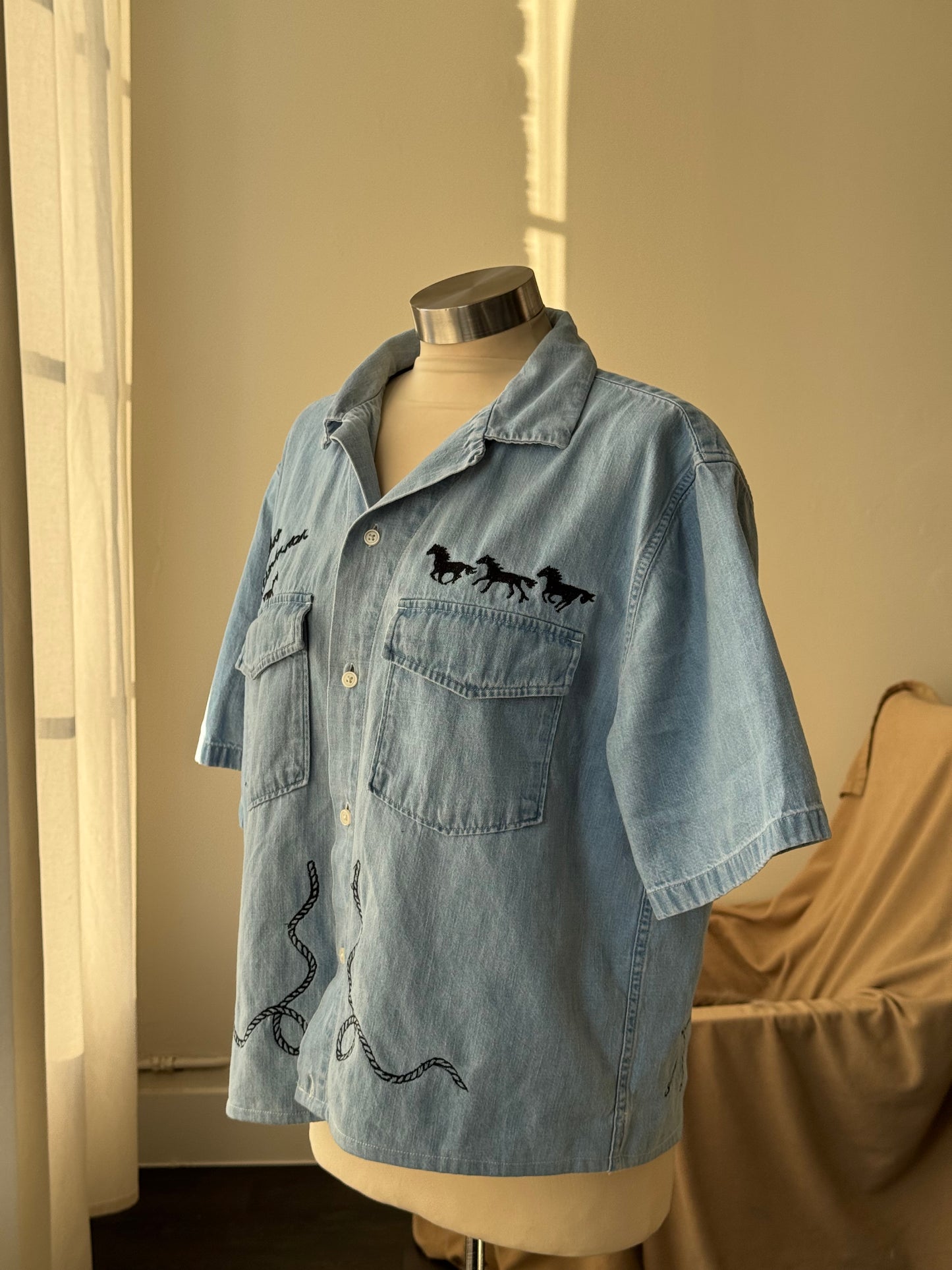 Judy Handcrafted Rodeo Workwear Embroidered Cropped Button Down Short Sleeve In Light Denim￼