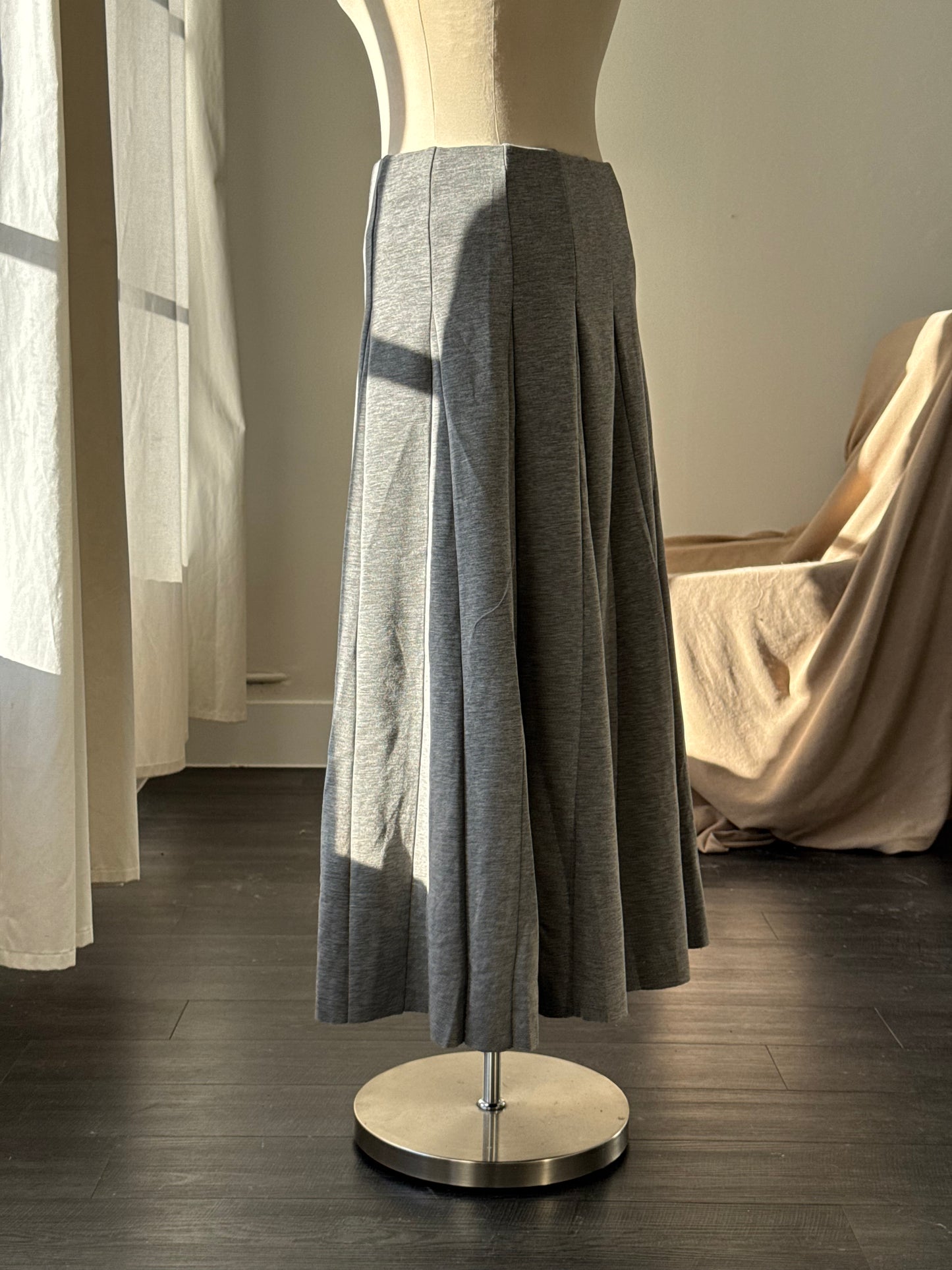 Sara Classic A-Line Midi Skirt In Grey