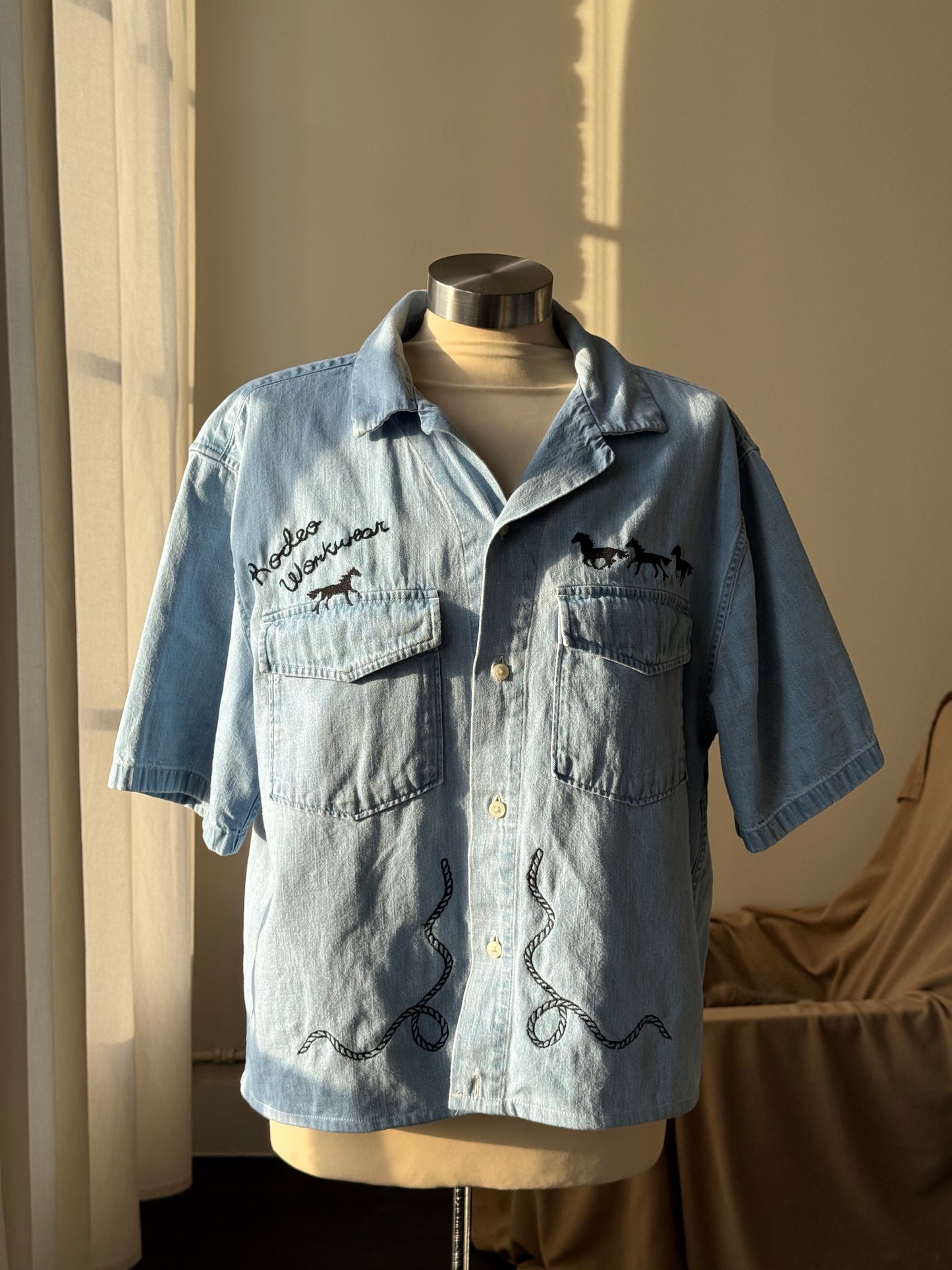 Judy Handcrafted Rodeo Workwear Embroidered Cropped Button Down Short Sleeve In Light Denim￼