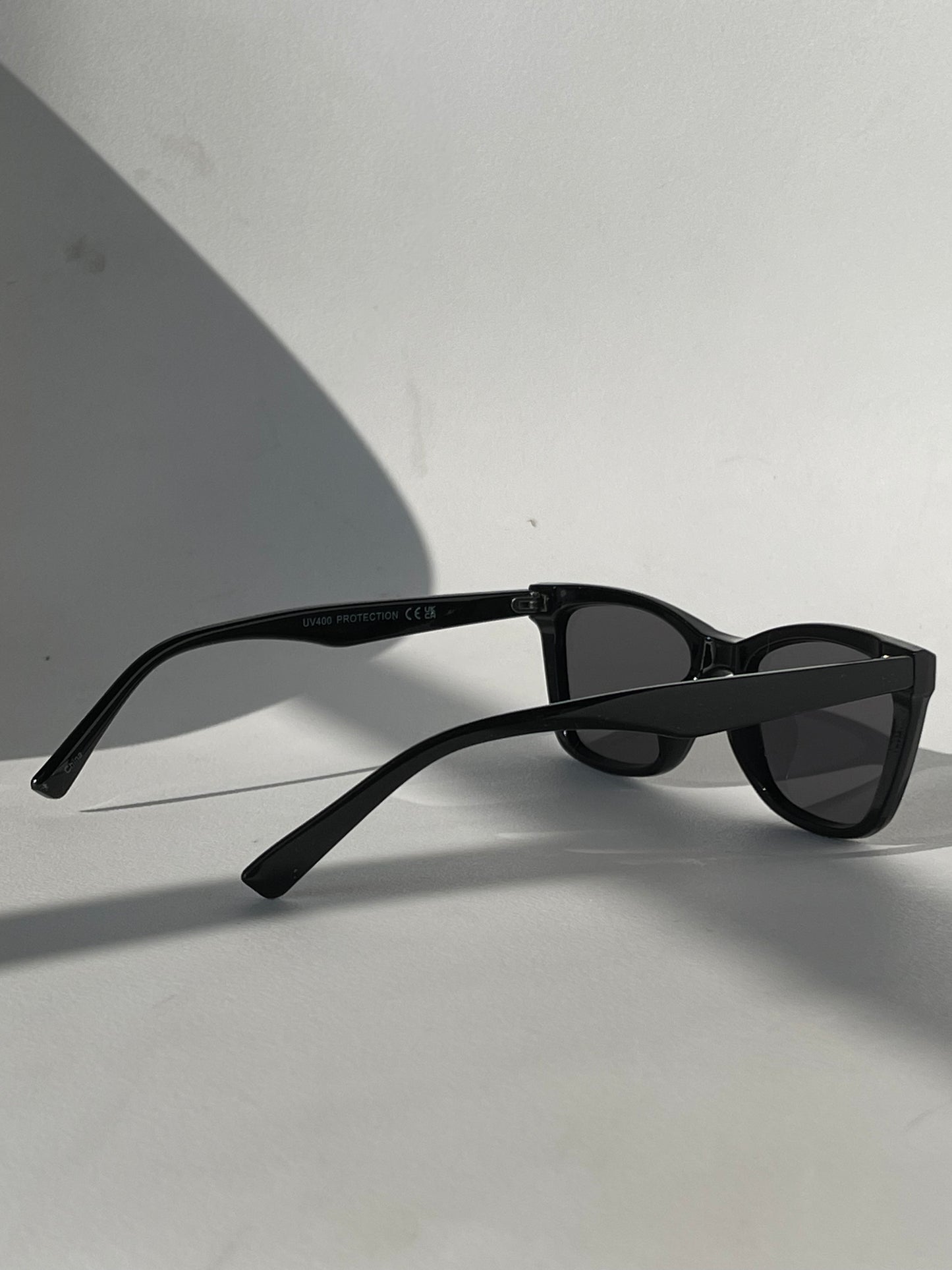 Tangi Triple Stud Classic Sunglasses In Black