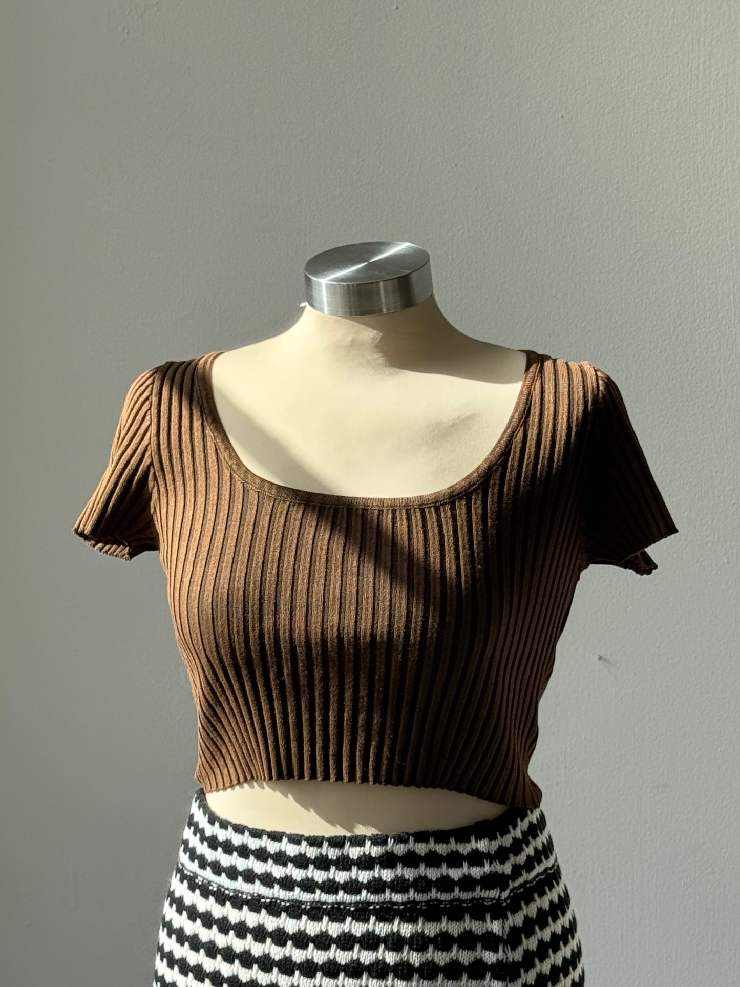 Nancy Cotton Ribbed Scoop Neck Cropped Baby Tee In Chocolate Brown