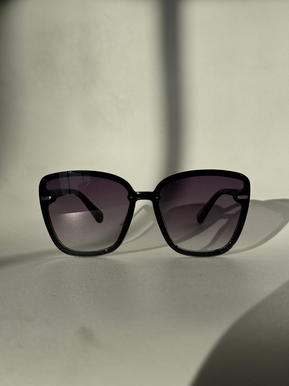 Cherie 70s style Sunglasses In Black Hombre