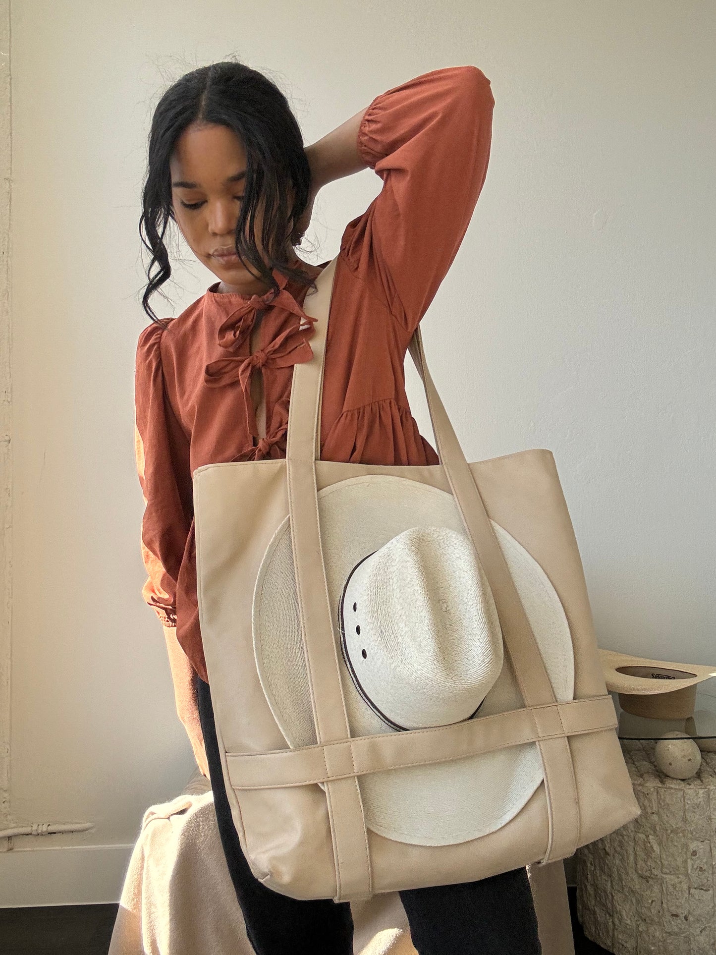 Gina Vegan Leather Tote Hat Holder Bag In Cream