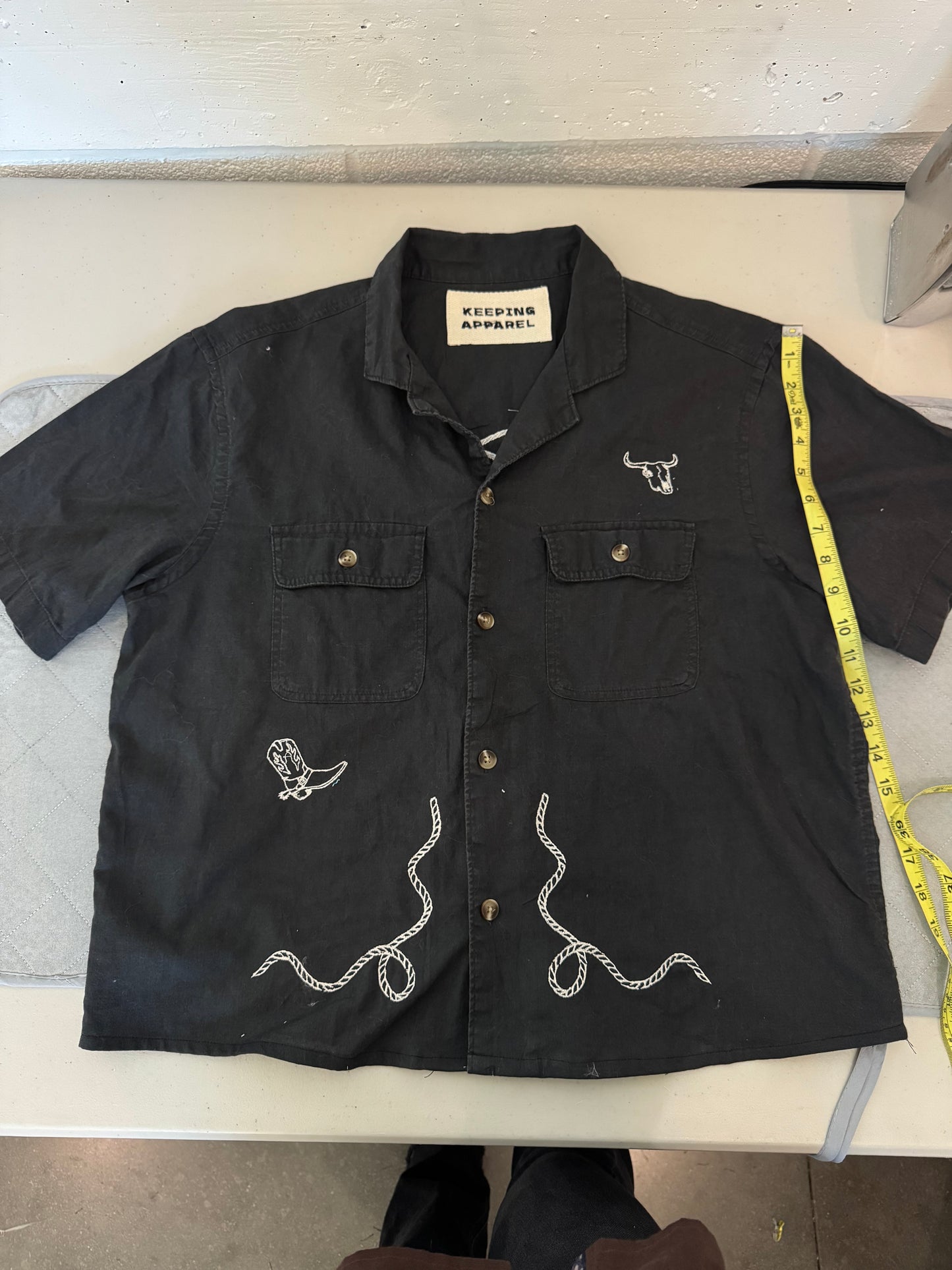 Judy Handcrafted Sad Songs Linen Cropped Button Down Short Sleeve In Vintage Black