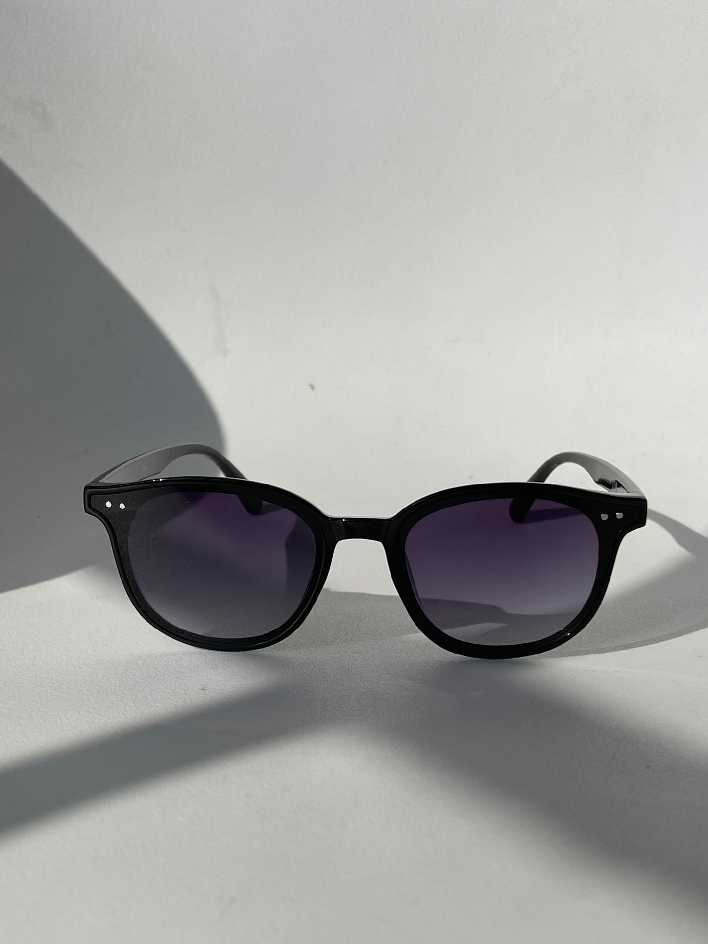 Abbey Classic 80s Style Double Stud Sunglasses In Black